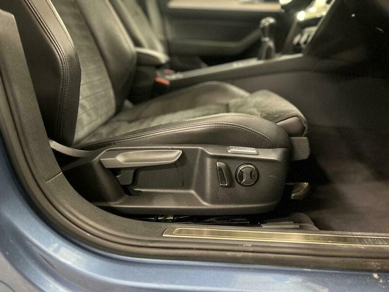 2015 Volkswagen Passat - Image 26
