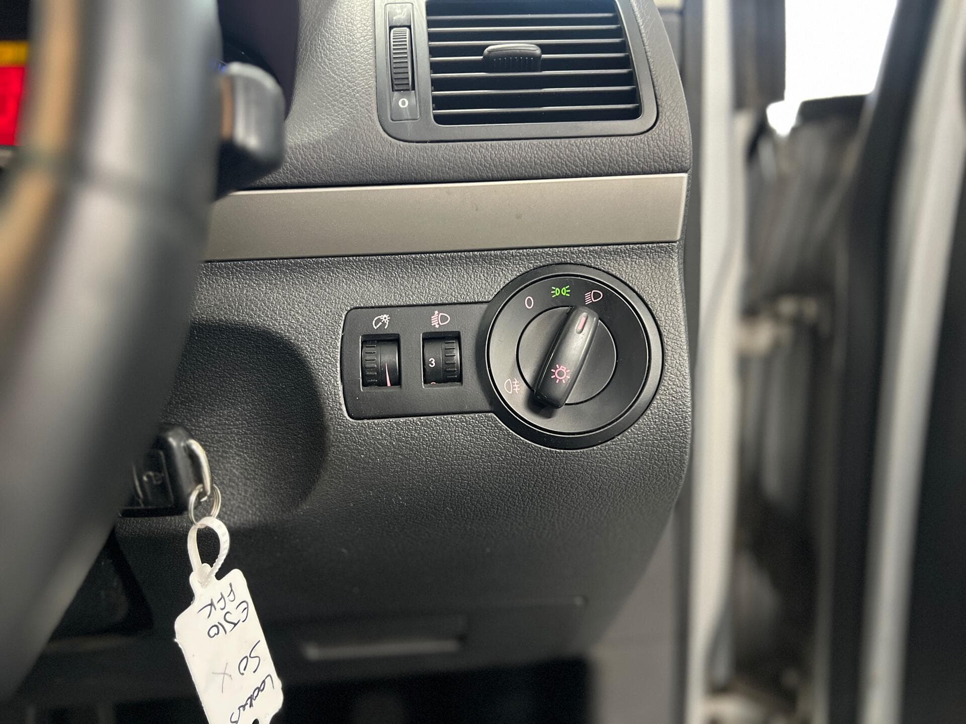 2010 Volkswagen Touran - Image 22