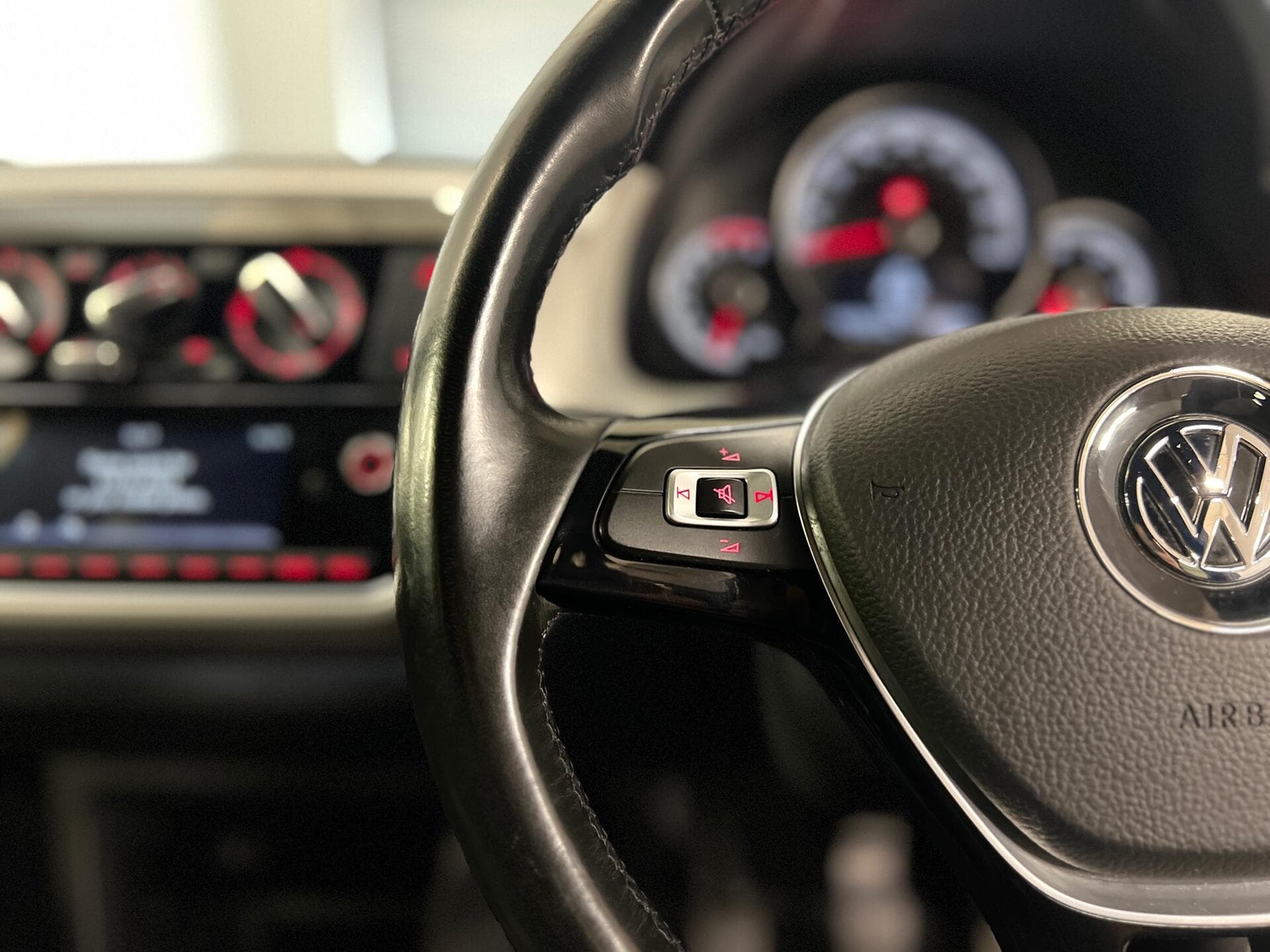 2017 Volkswagen up! - Image 24