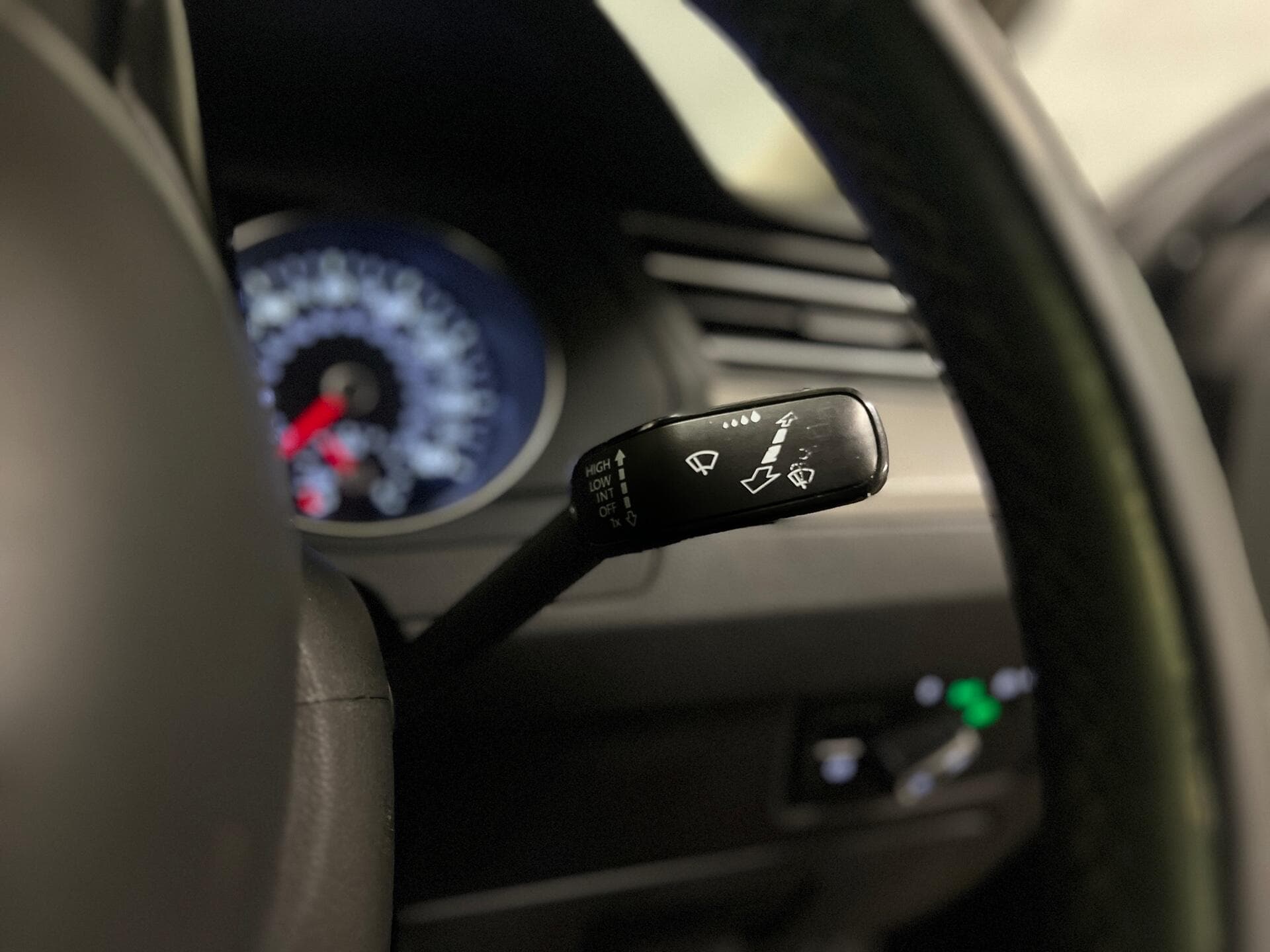 2015 Volkswagen Passat - Image 32