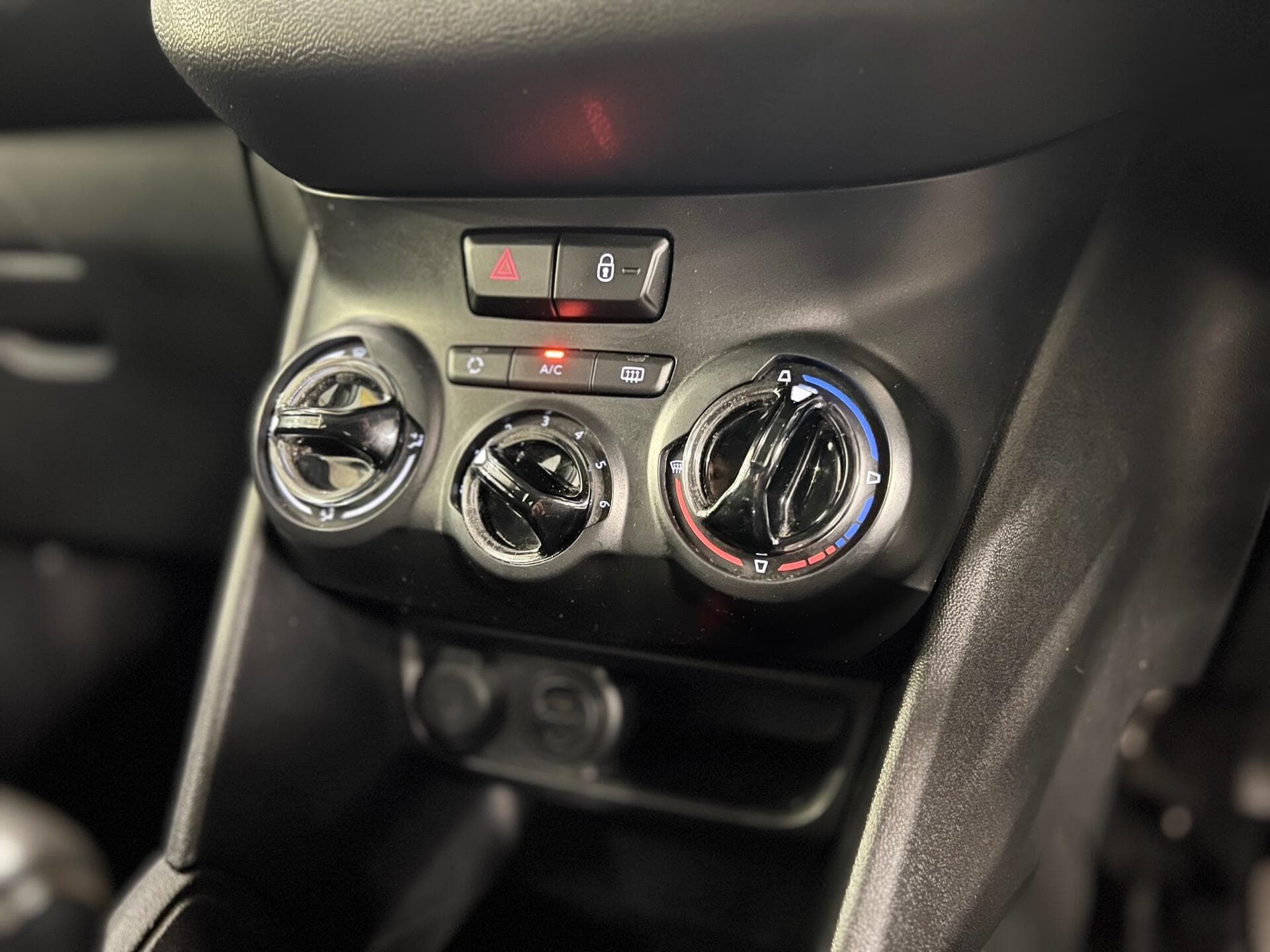 2013 Peugeot 208 - Image 35