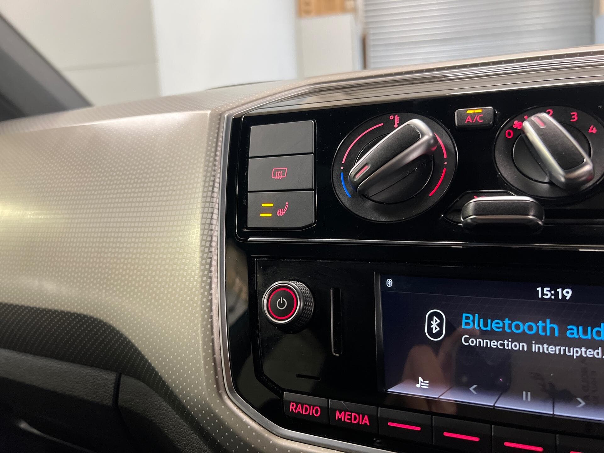 2017 Volkswagen up! - Image 34