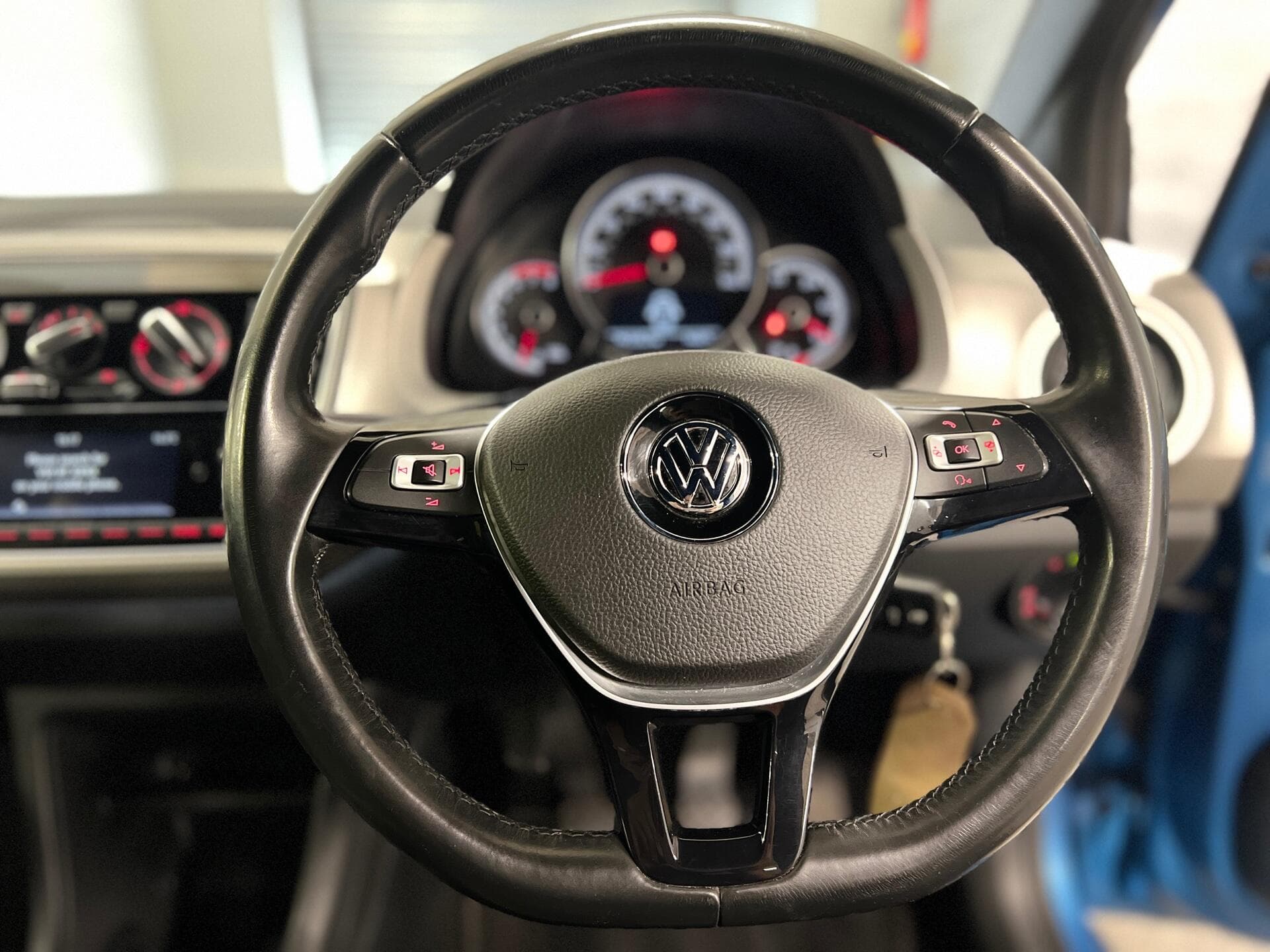 2017 Volkswagen up! - Image 22