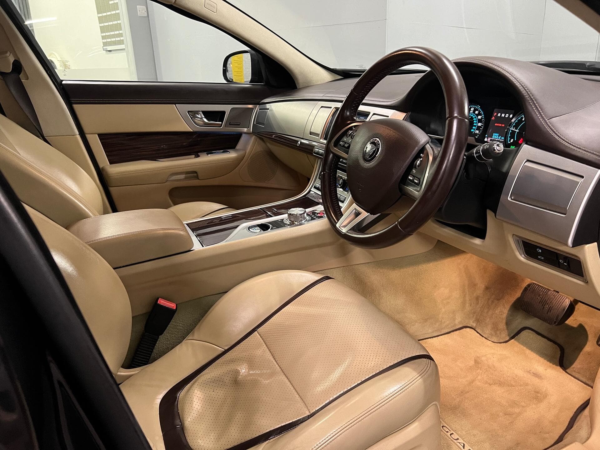 2014 Jaguar XF - Image 29