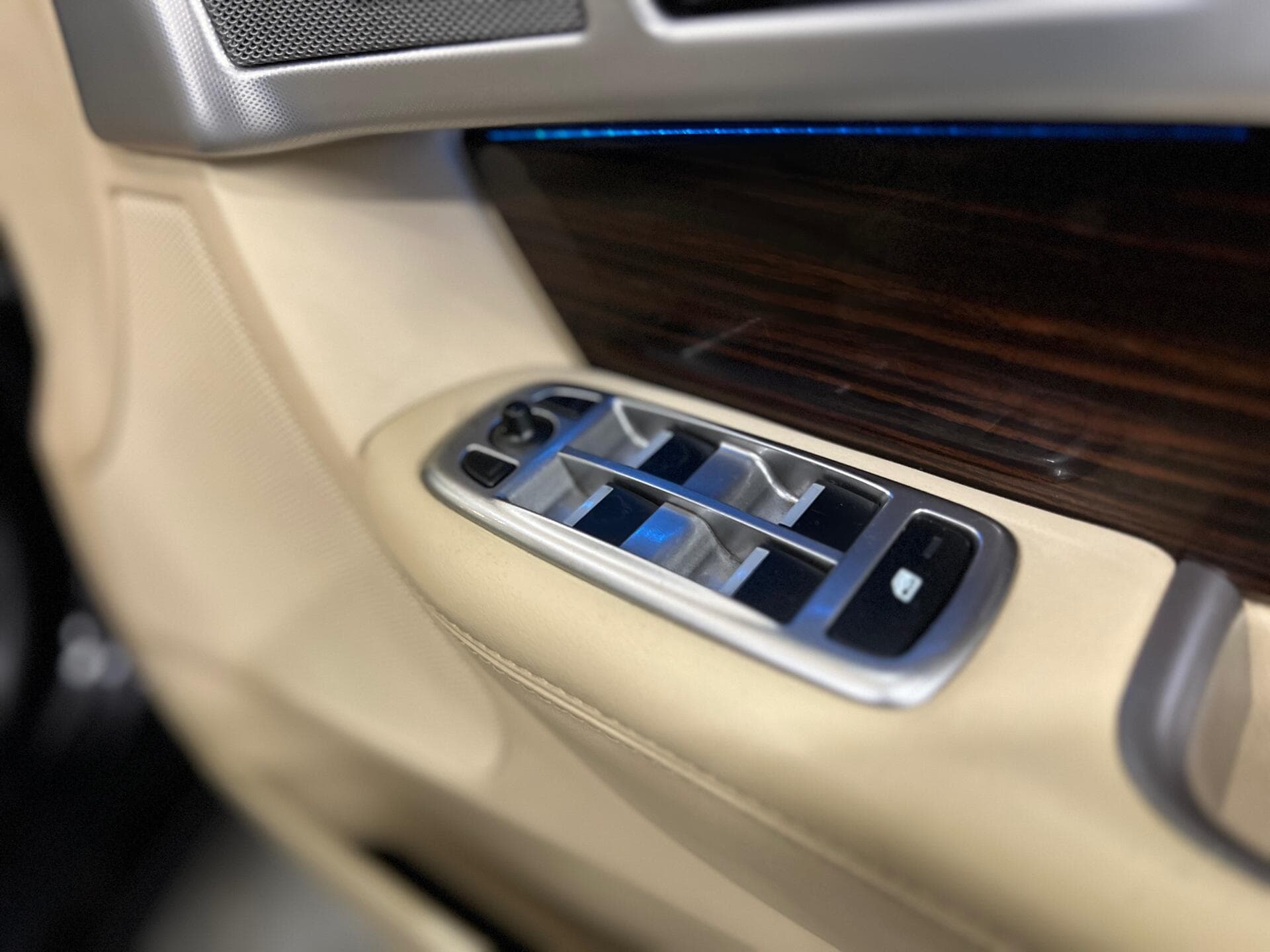 2014 Jaguar XF - Image 35