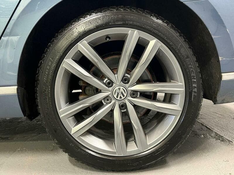 2015 Volkswagen Passat - Image 20