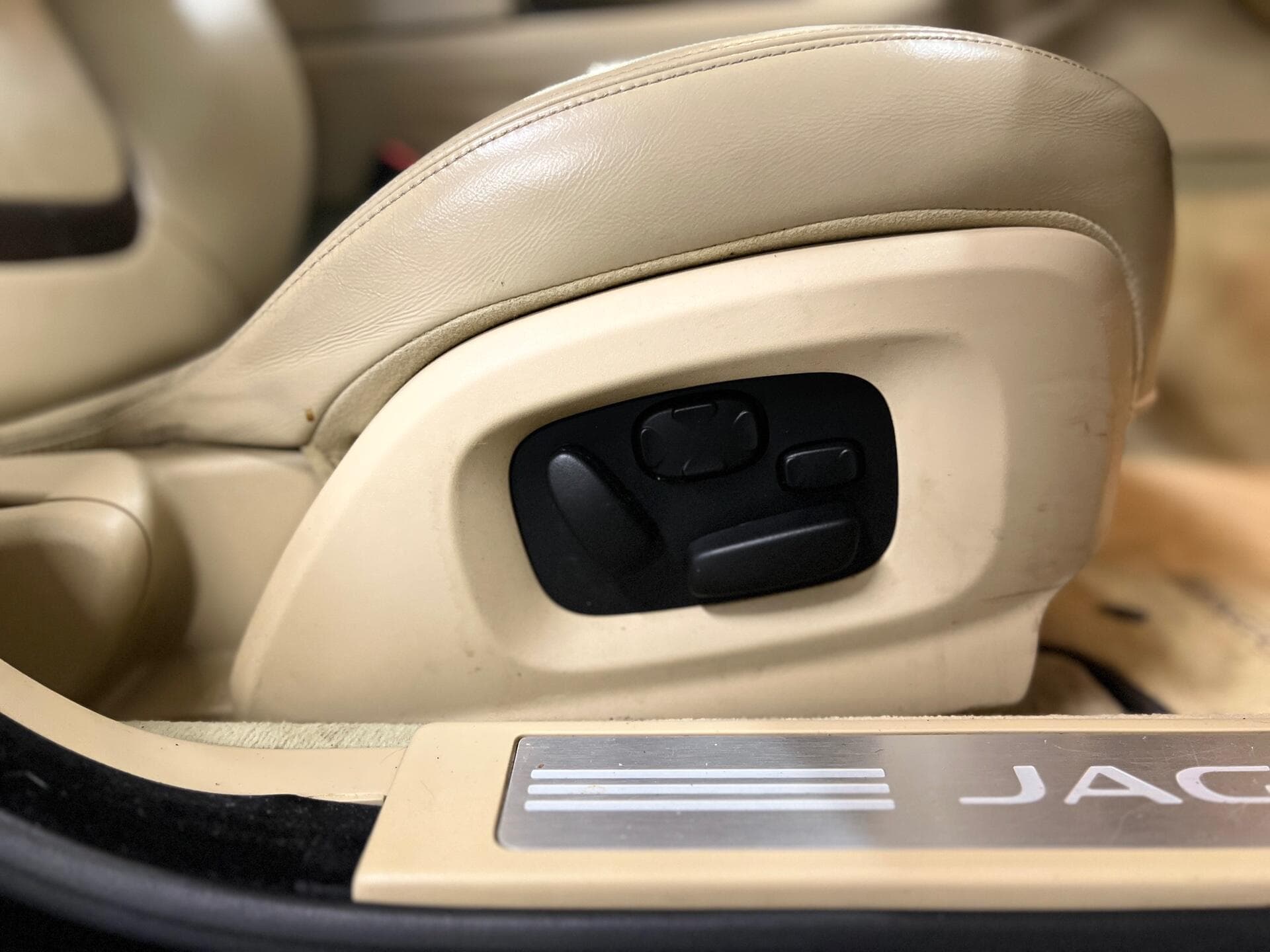2014 Jaguar XF - Image 31