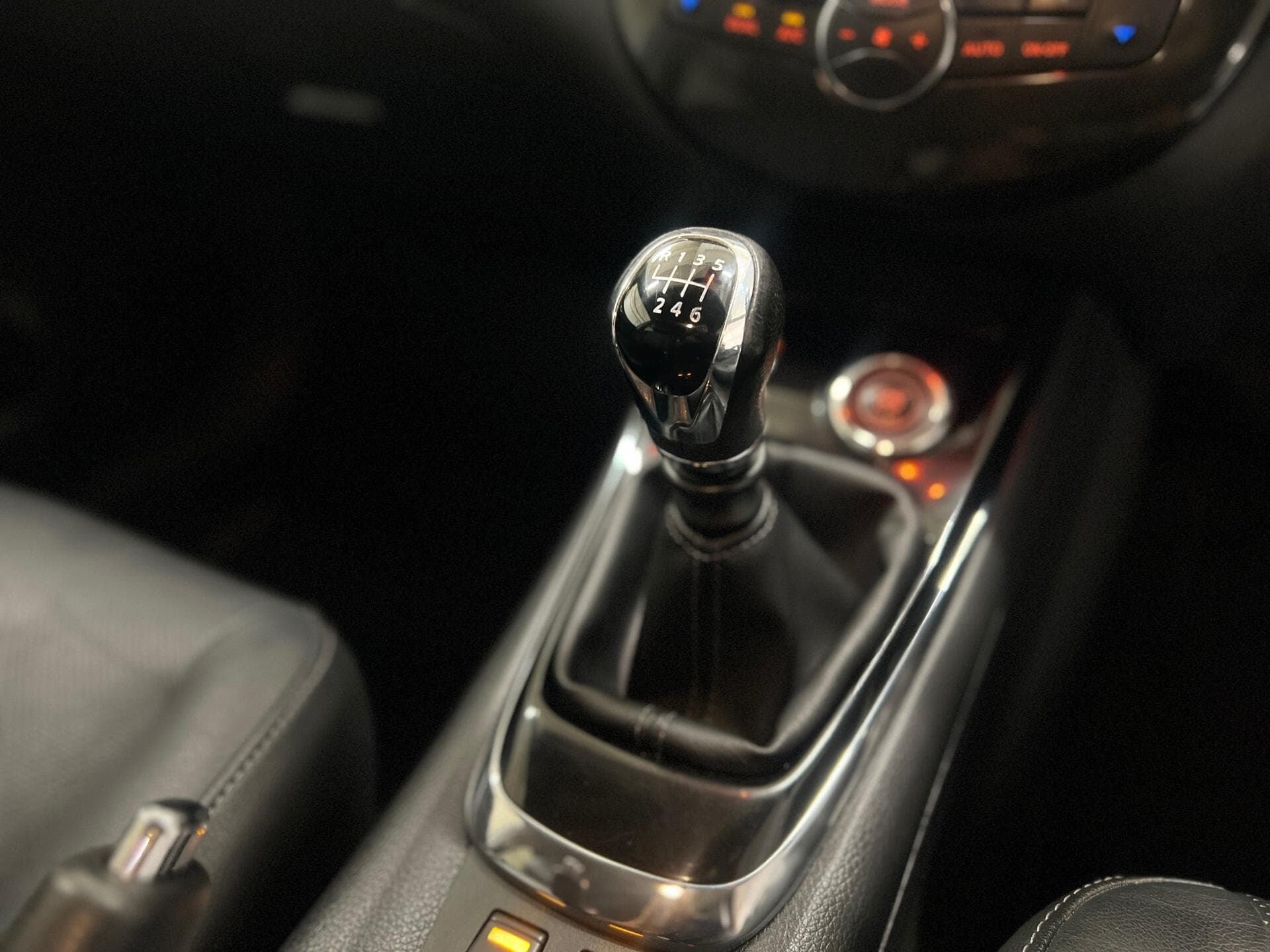 2015 Nissan Pulsar - Image 40