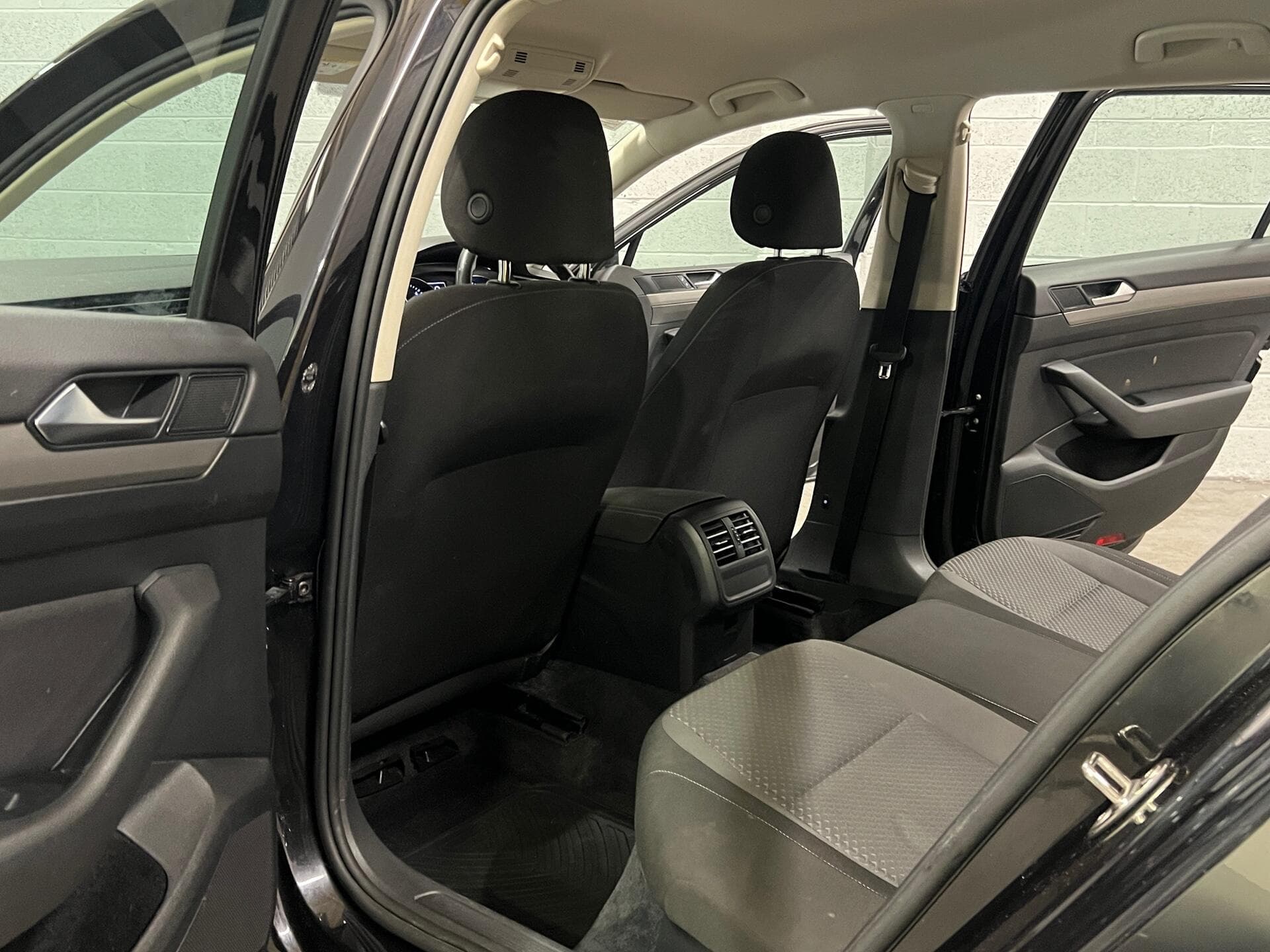 2015 Volkswagen Passat - Image 46