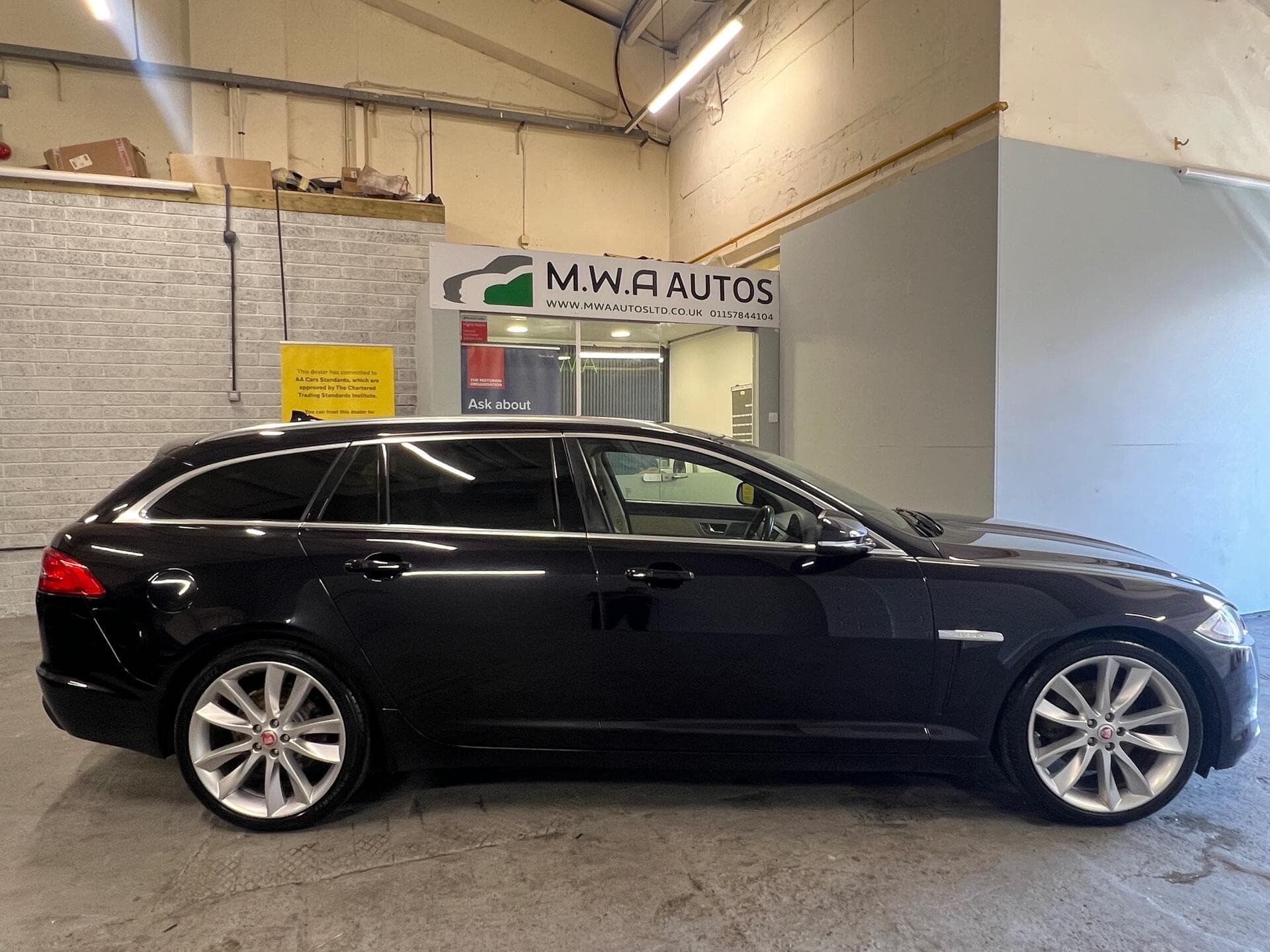 2014 Jaguar XF - Image 9