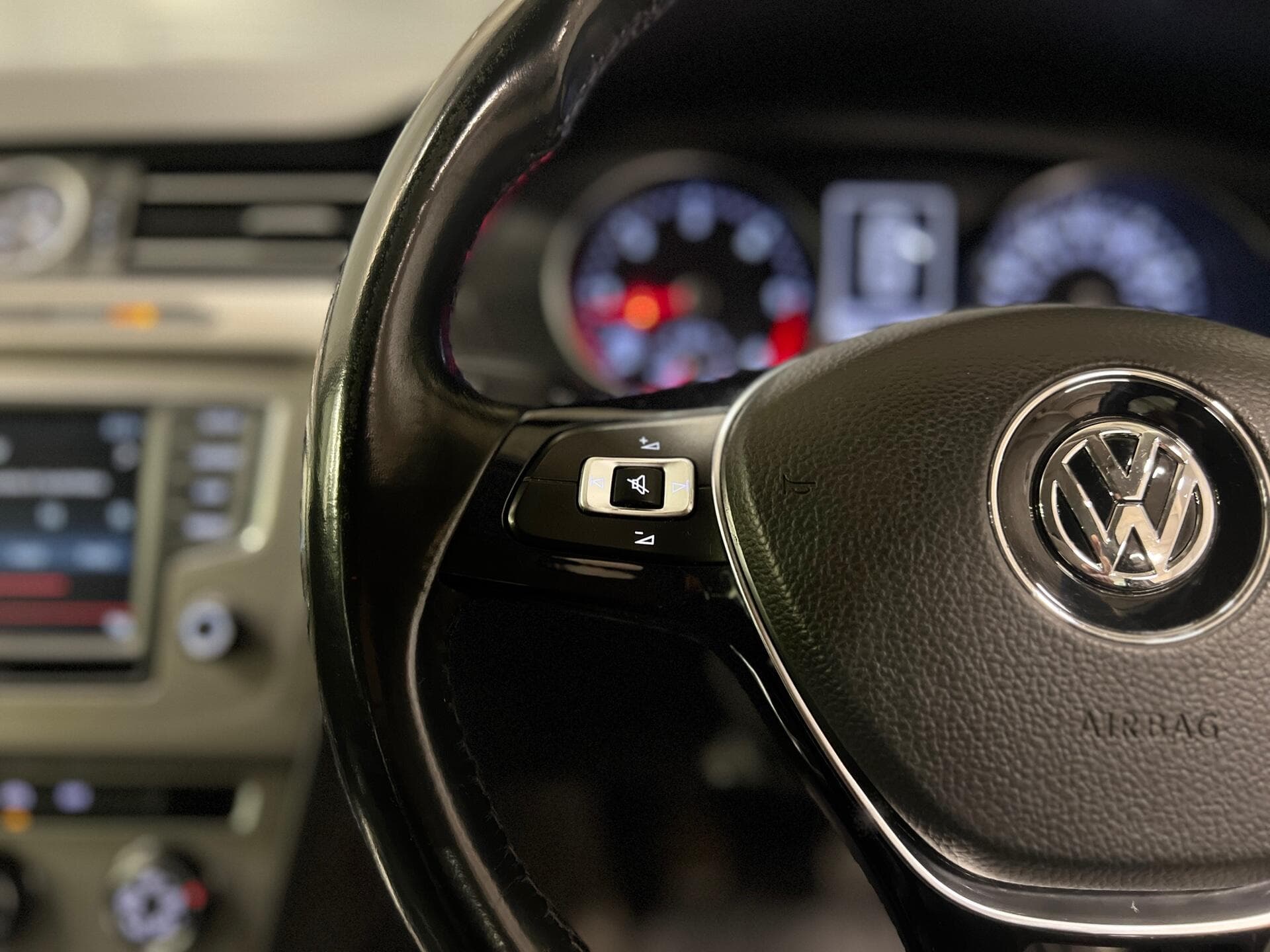 2015 Volkswagen Passat - Image 30