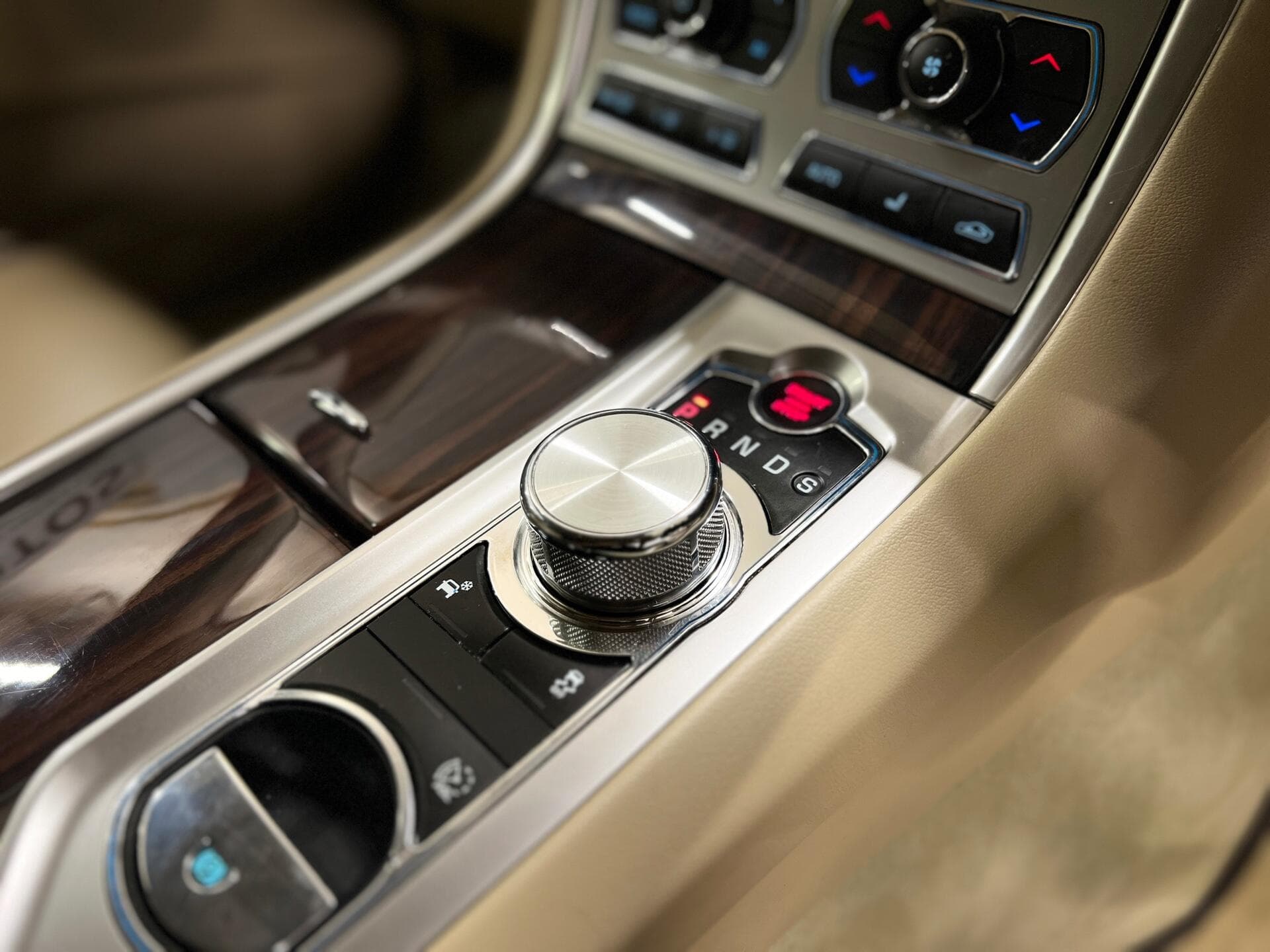 2014 Jaguar XF - Image 51