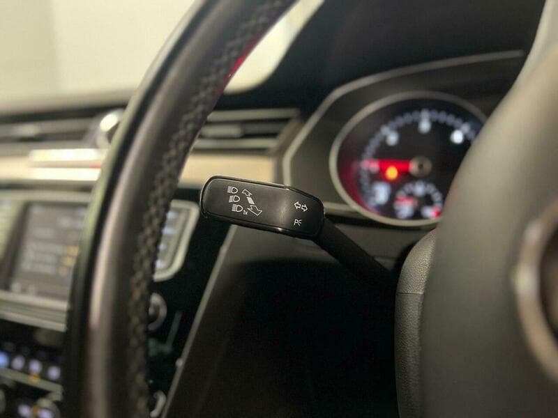 2015 Volkswagen Passat - Image 32