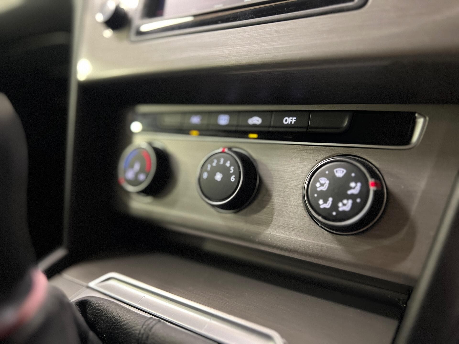2015 Volkswagen Passat - Image 40