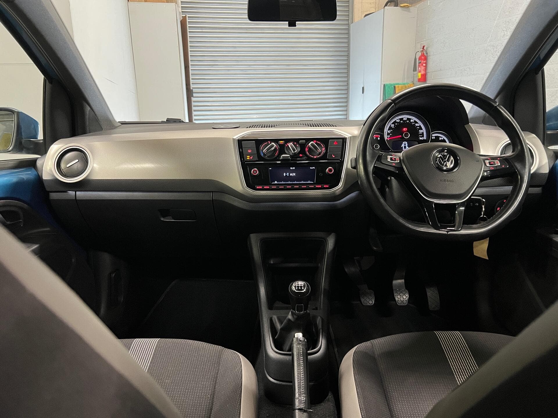 2017 Volkswagen up! - Image 37