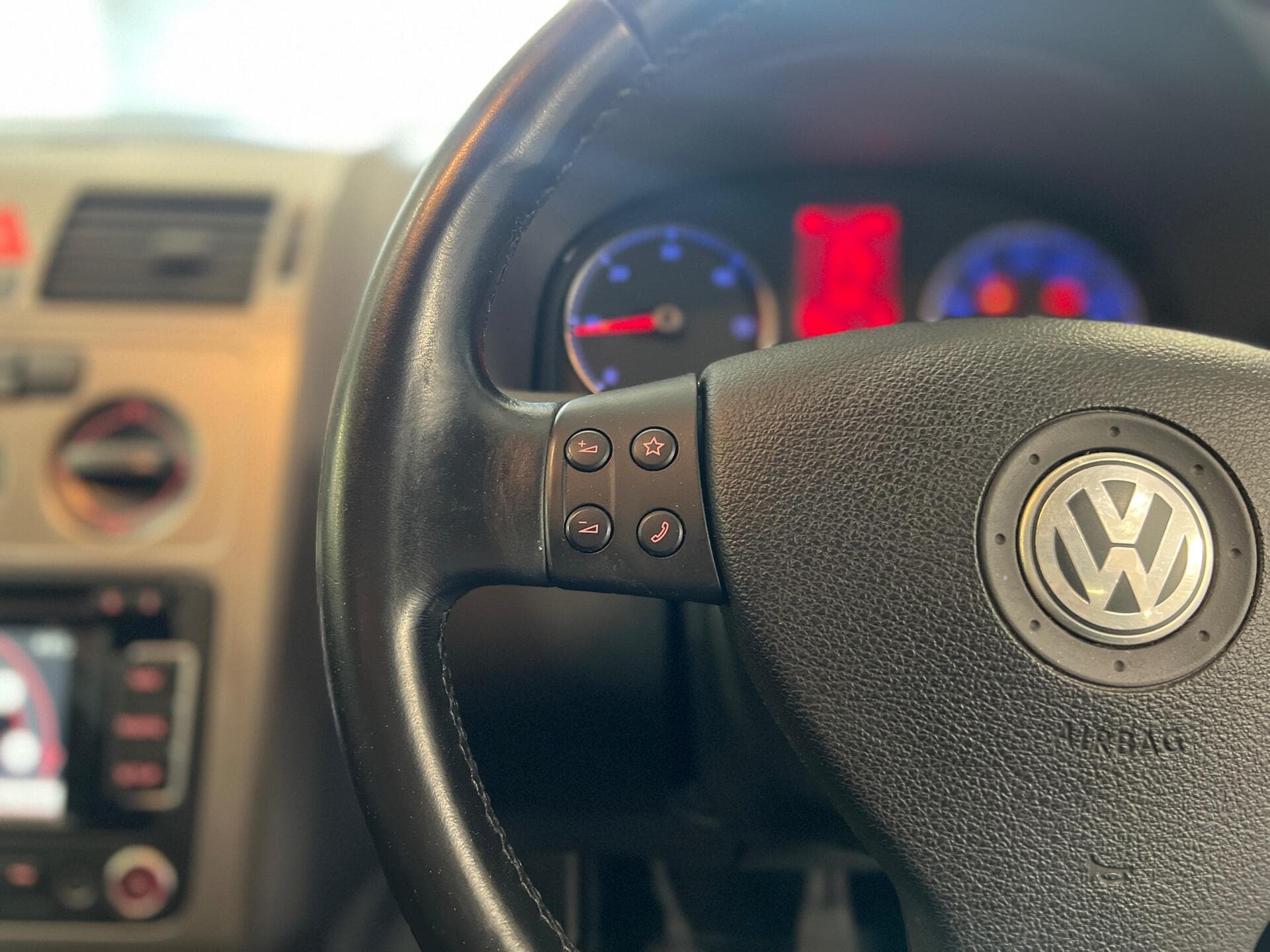 2010 Volkswagen Touran - Image 20