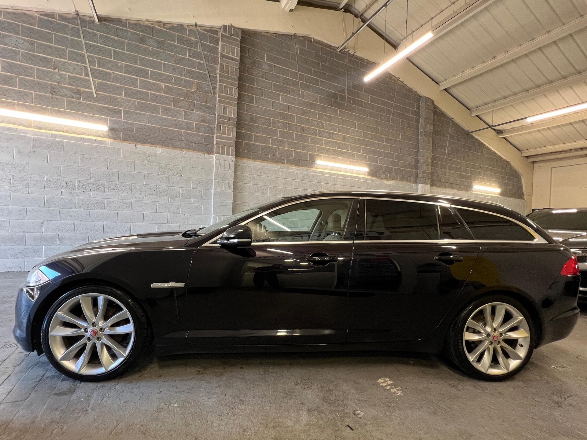 2014 Jaguar XF - Image 16