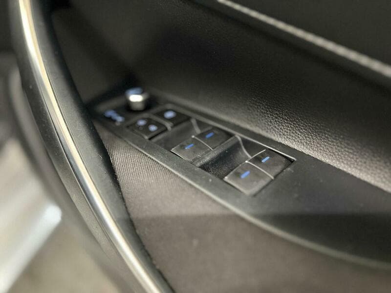 2019 Toyota Corolla - Image 32