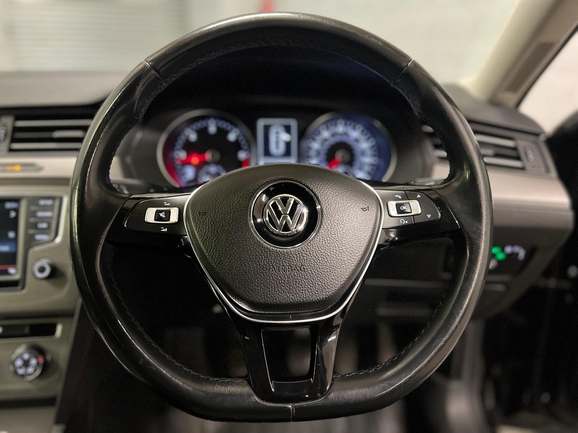 2015 Volkswagen Passat - Image 29