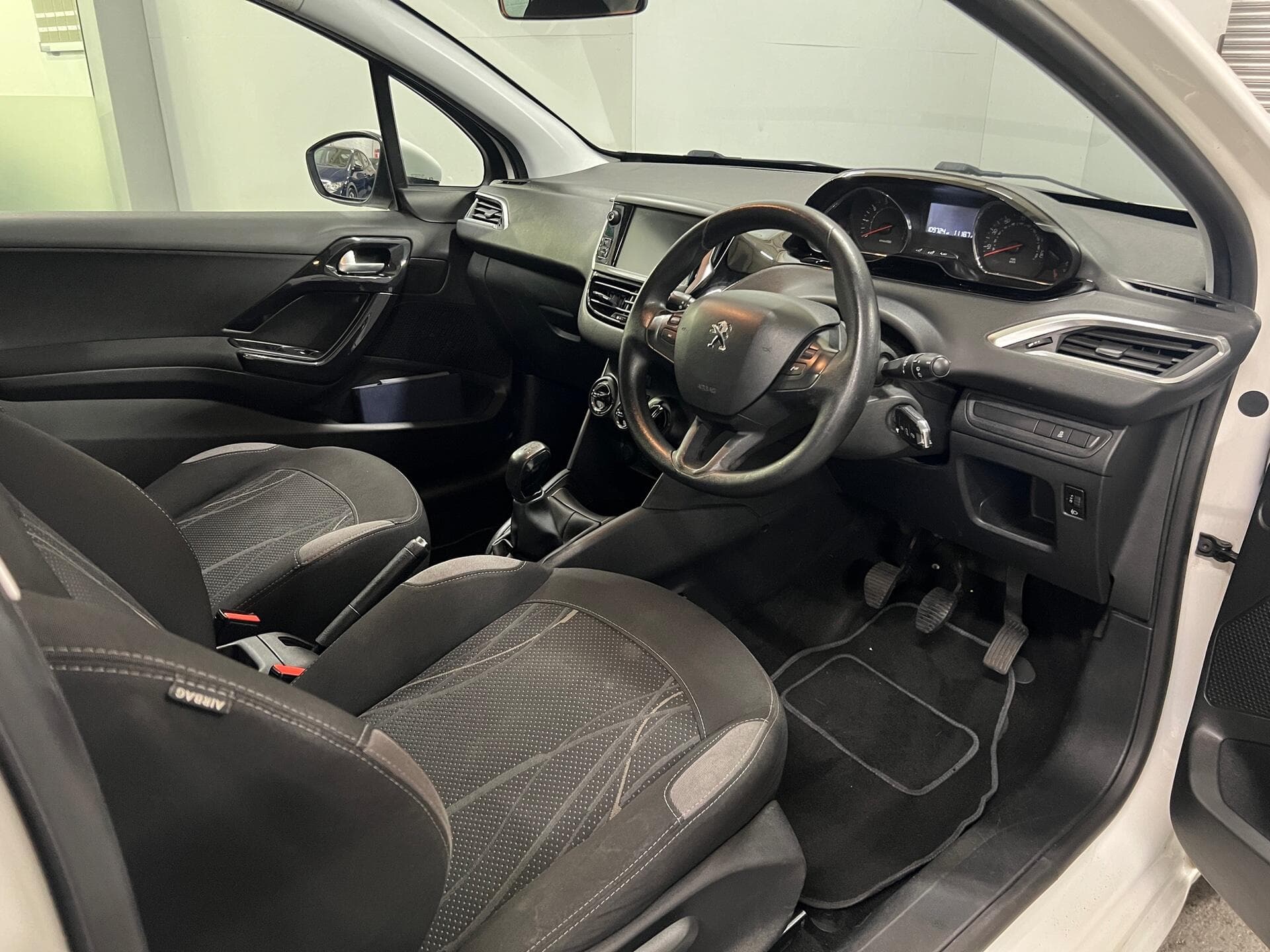 2013 Peugeot 208 - Image 20