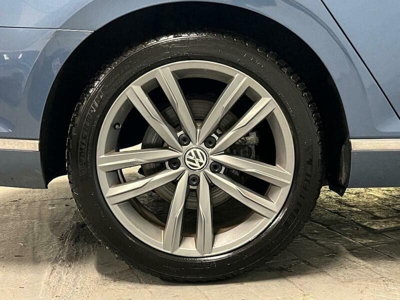 2015 Volkswagen Passat - Image 18