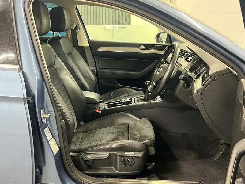 2015 Volkswagen Passat - Image 25