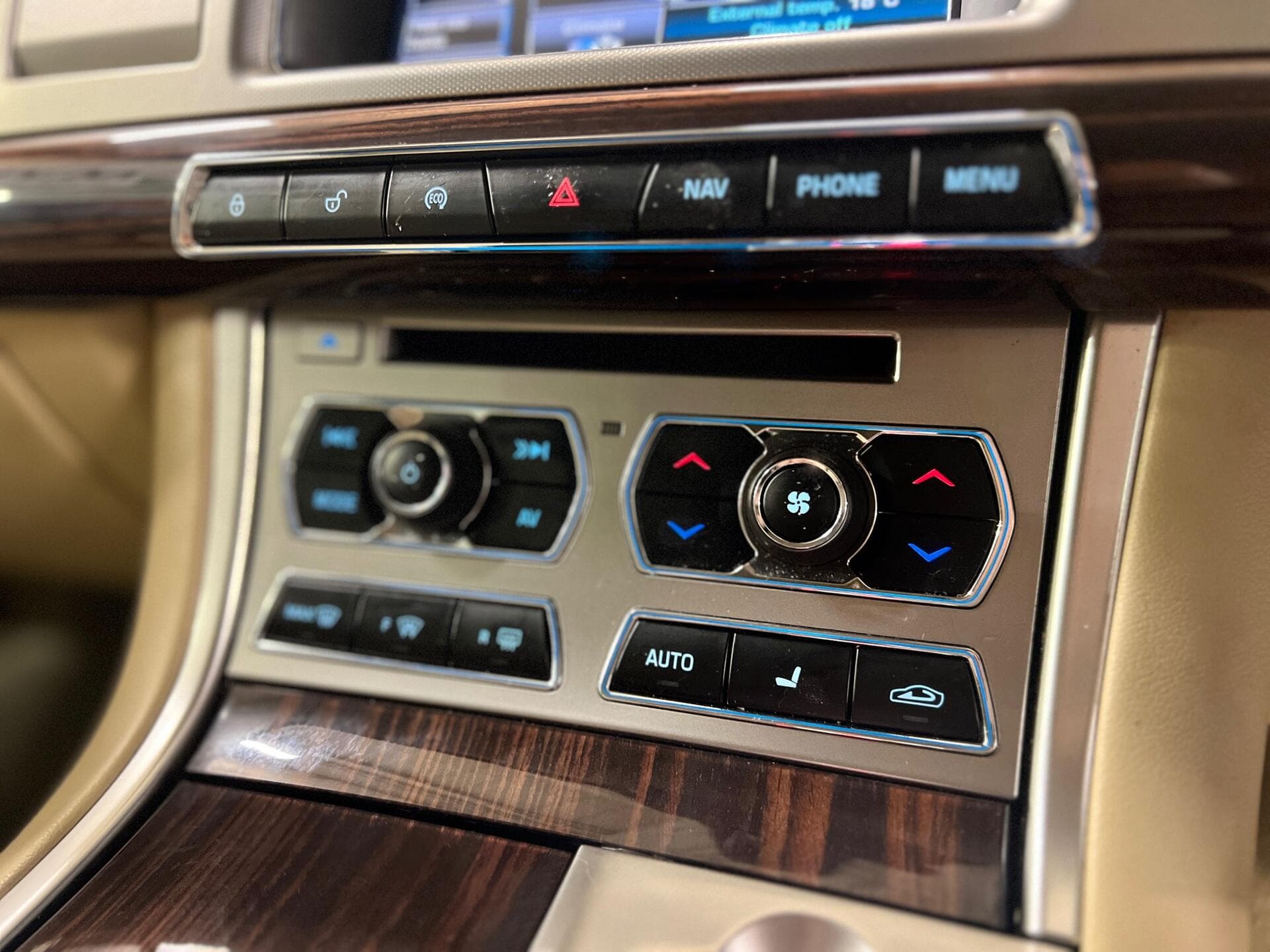 2014 Jaguar XF - Image 50