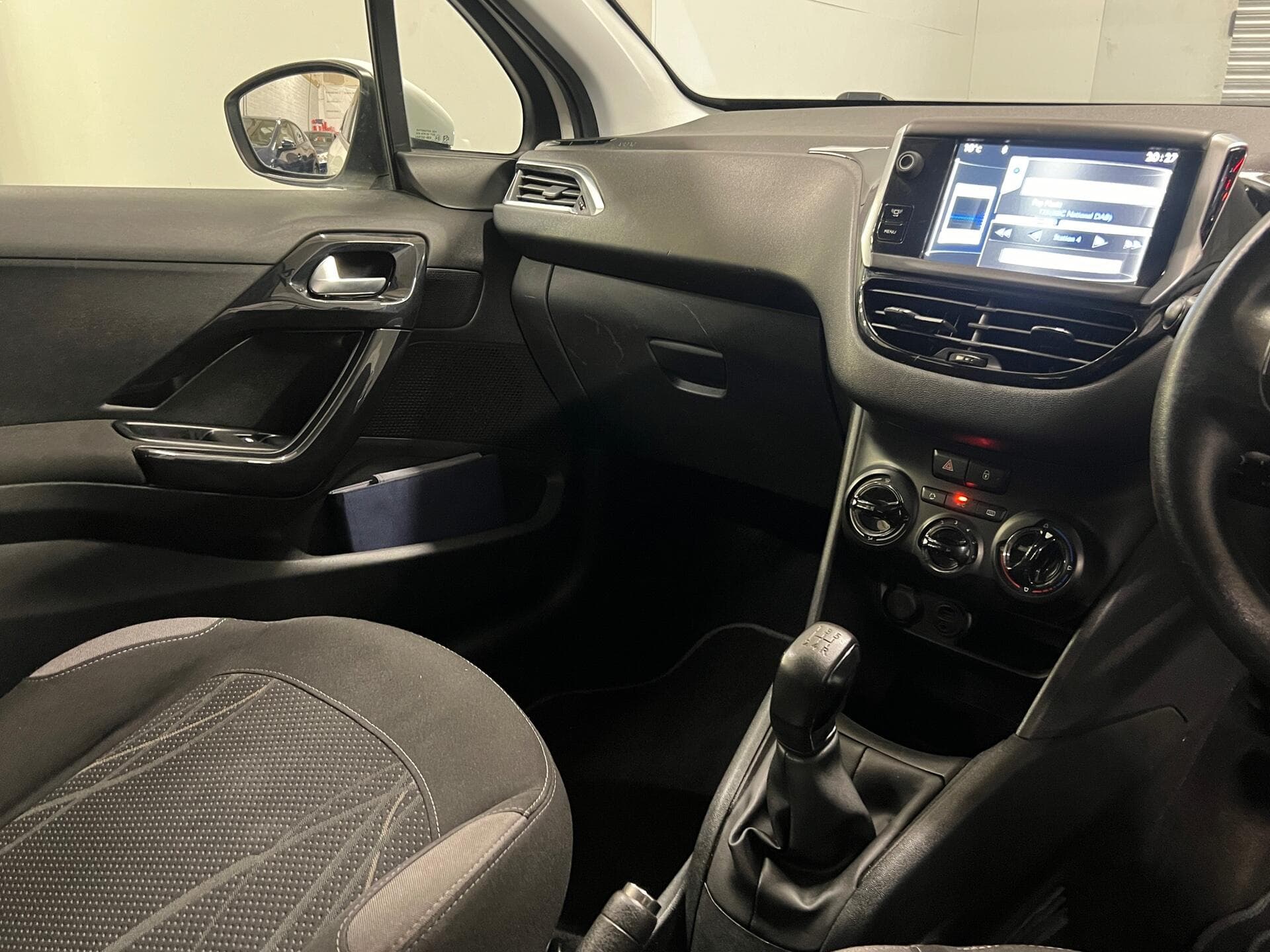 2013 Peugeot 208 - Image 32