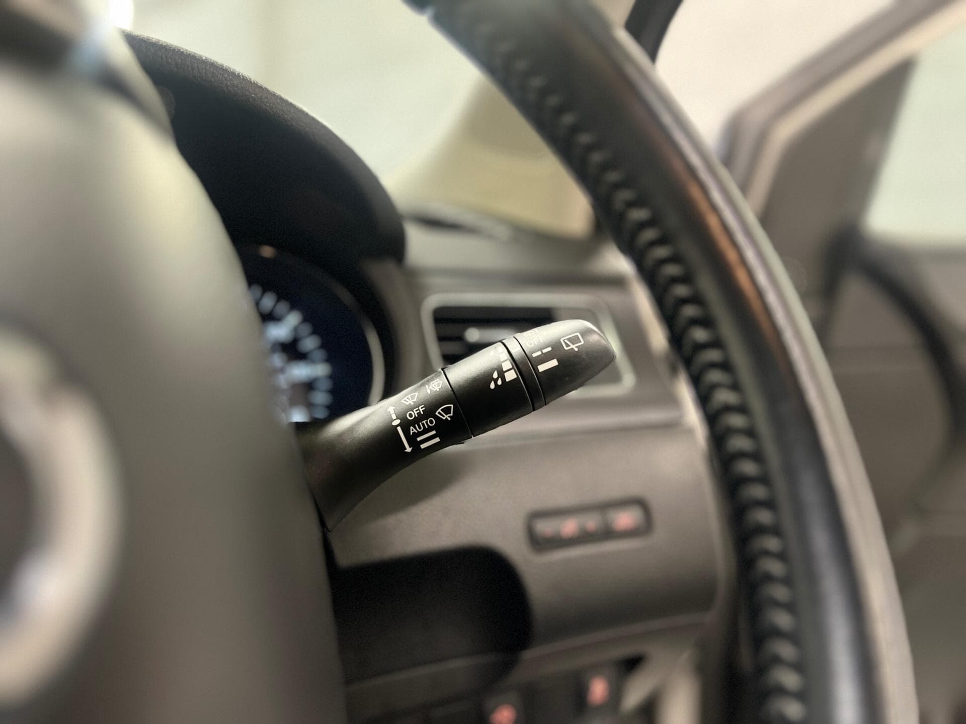 2015 Nissan Pulsar - Image 28