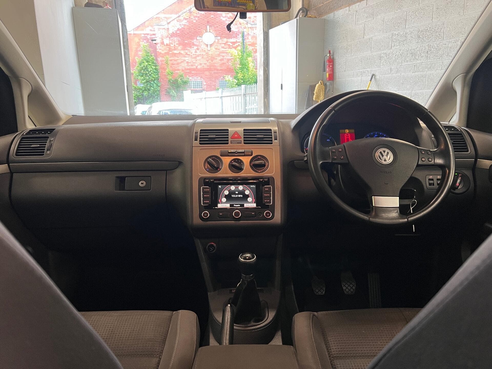 2010 Volkswagen Touran - Image 30