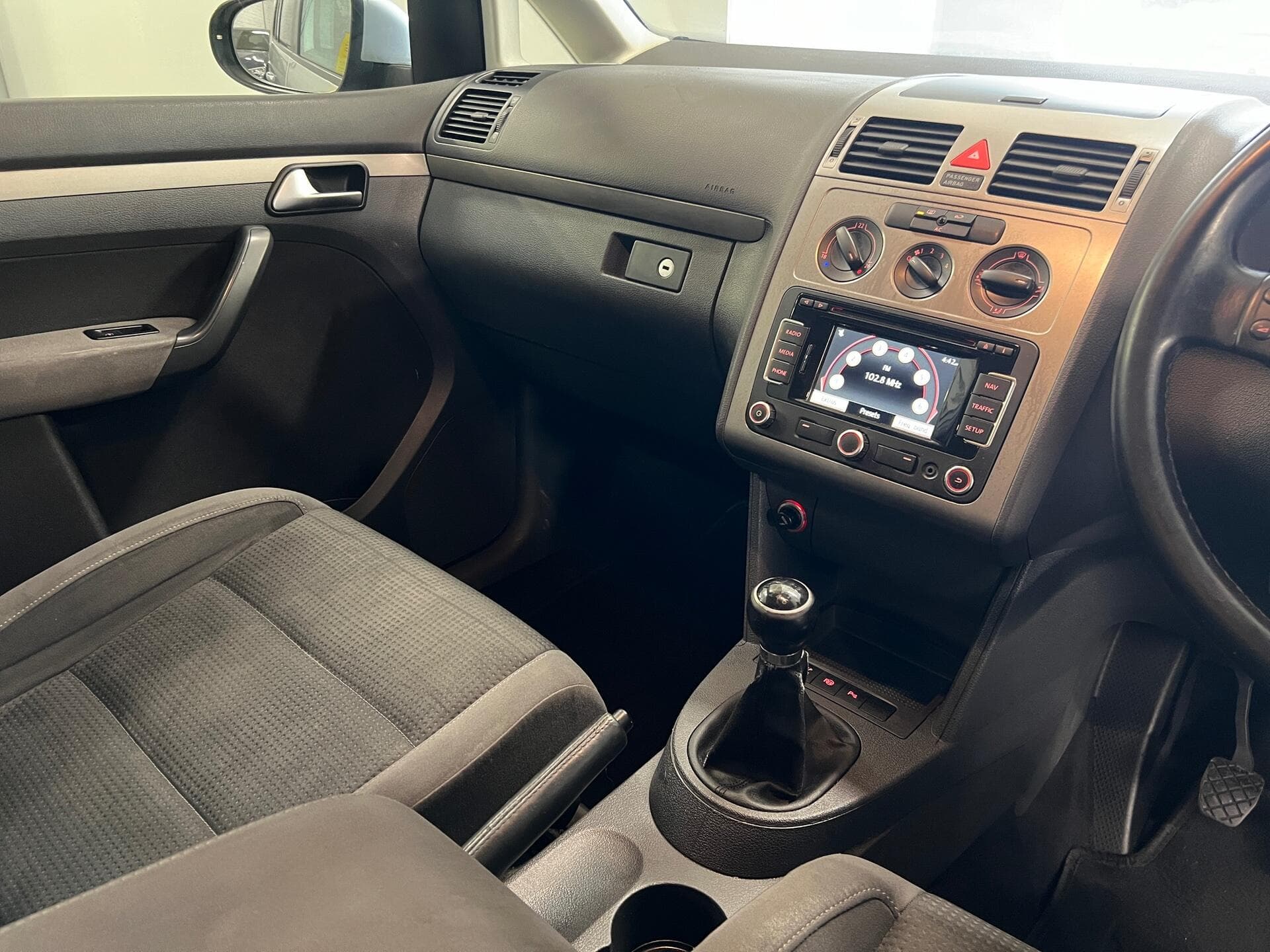 2010 Volkswagen Touran - Image 26