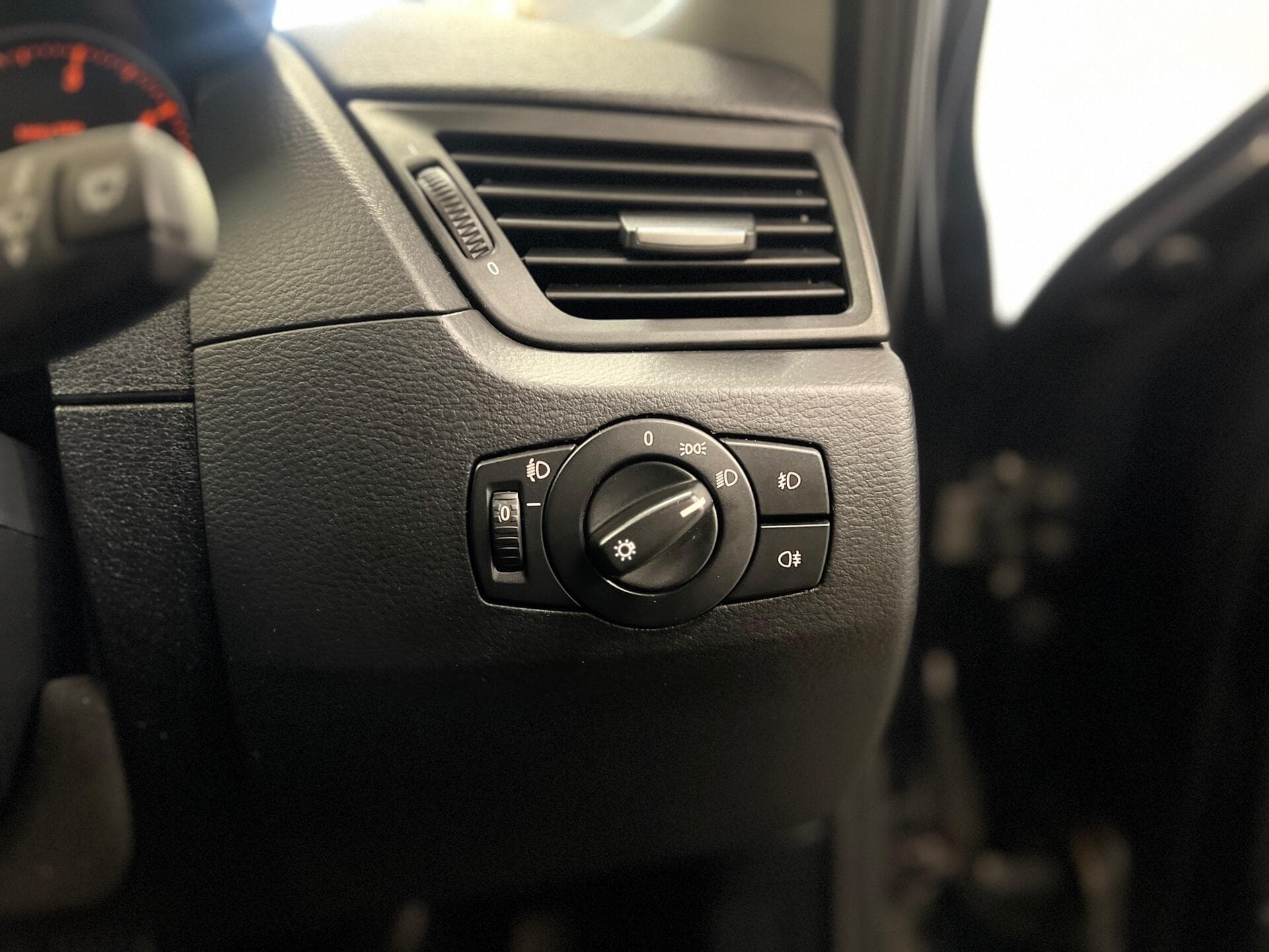 2011 BMW X1 - Image 35