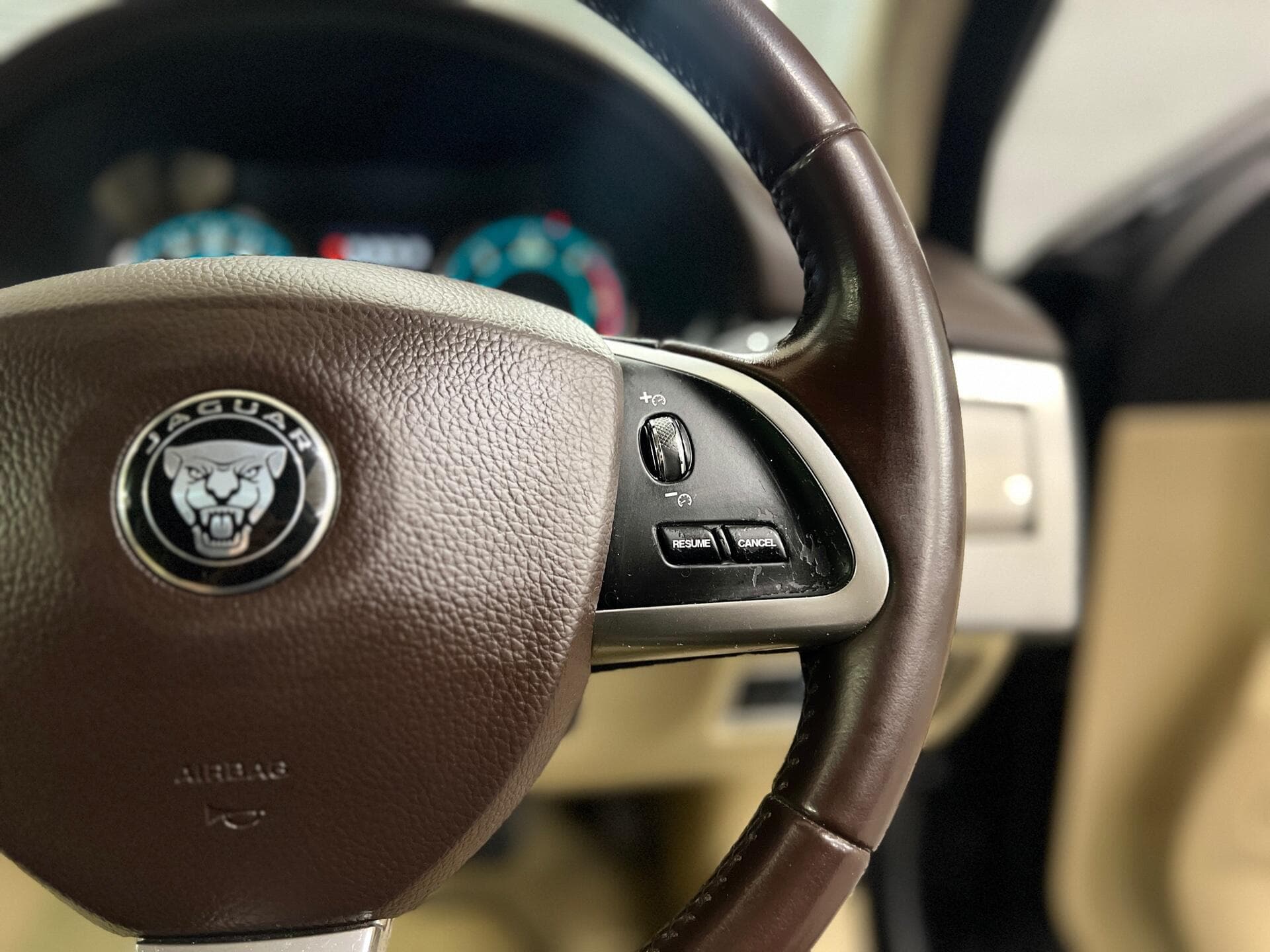 2014 Jaguar XF - Image 39