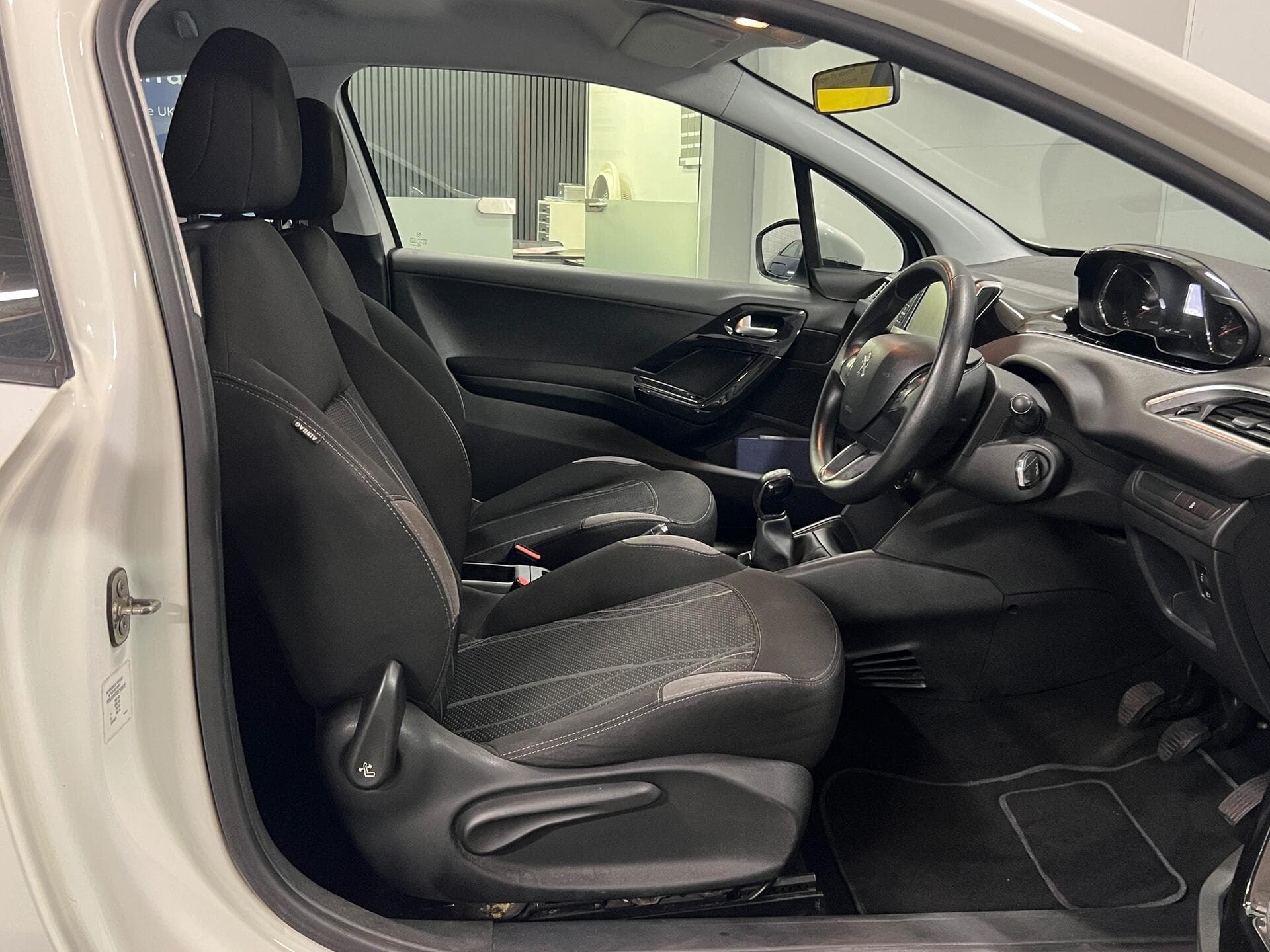 2013 Peugeot 208 - Image 21