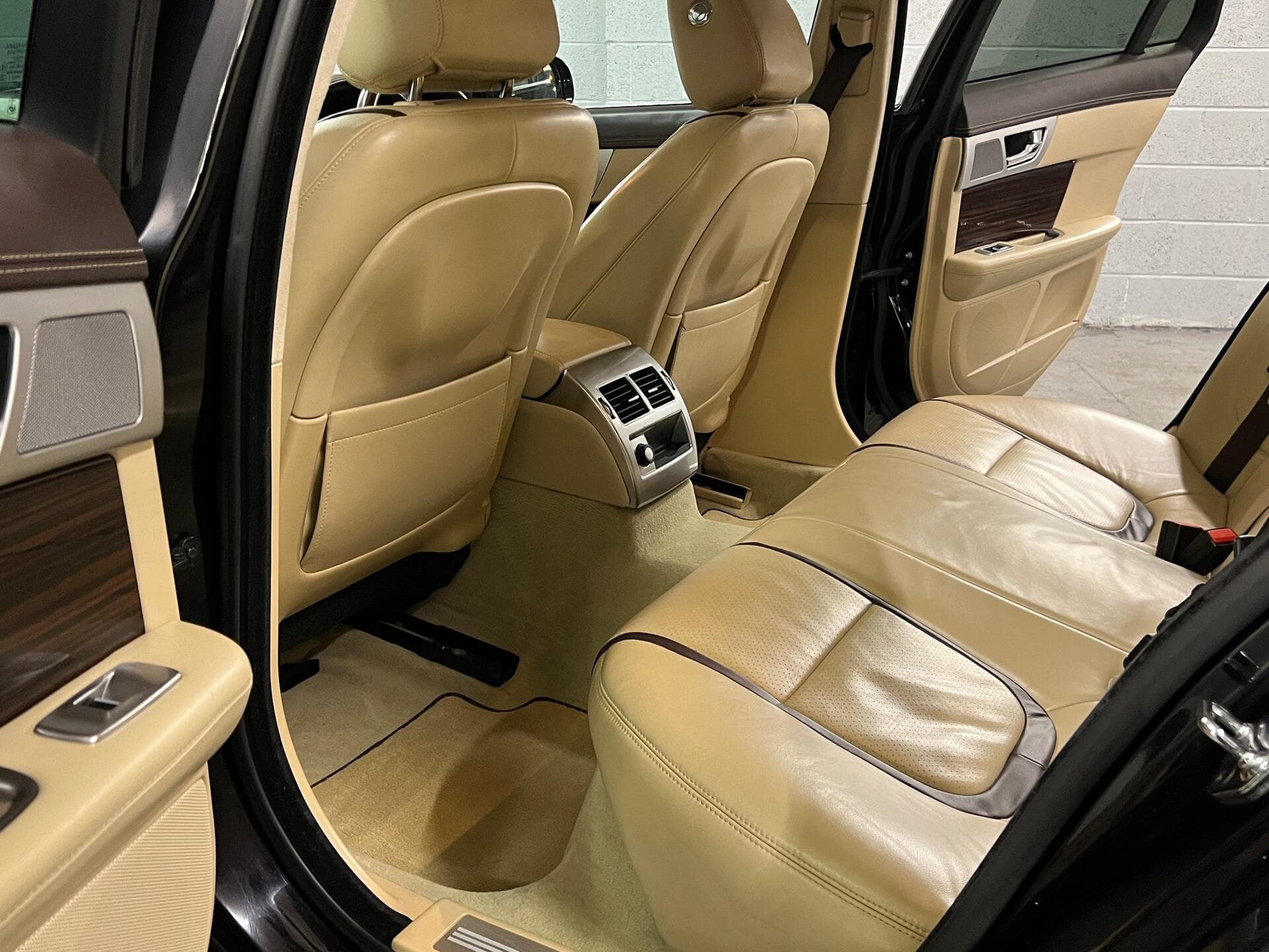 2014 Jaguar XF - Image 56