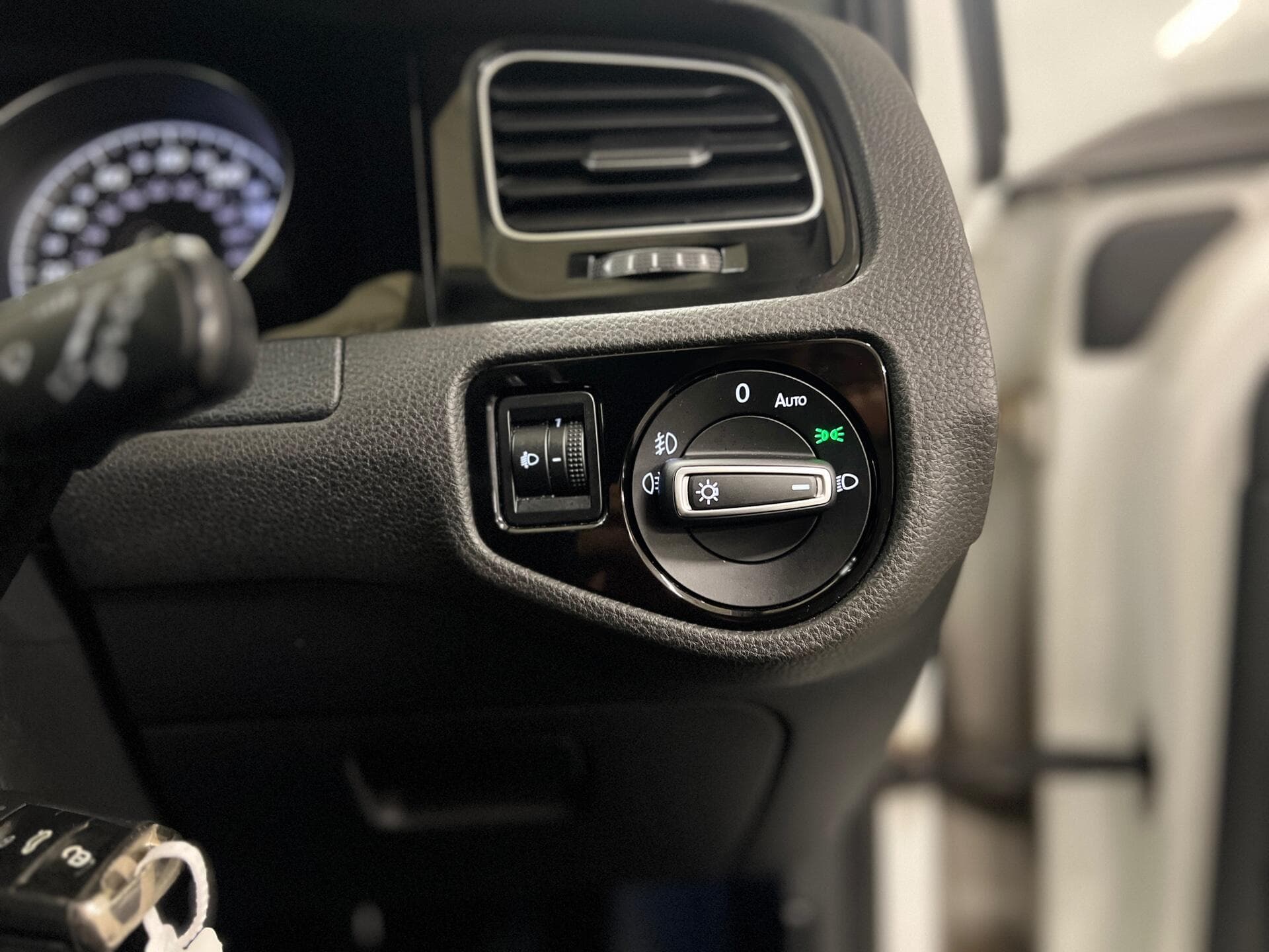 2013 Volkswagen Golf - Image 37