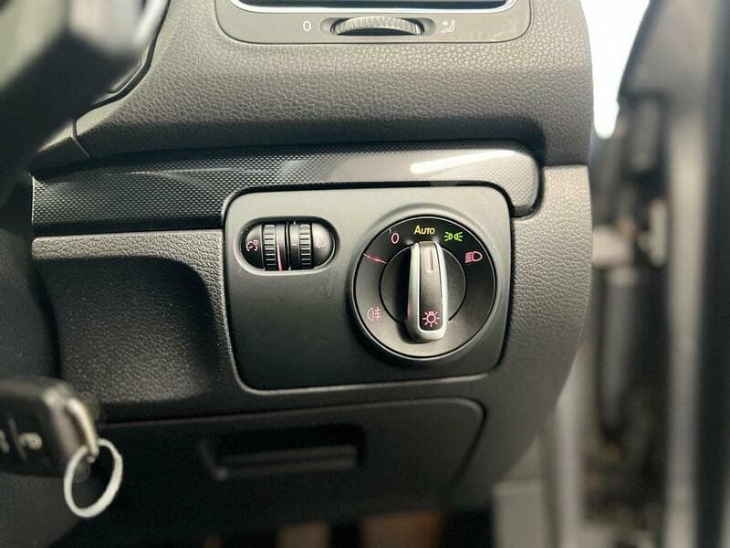 2011 Volkswagen Golf - Image 24