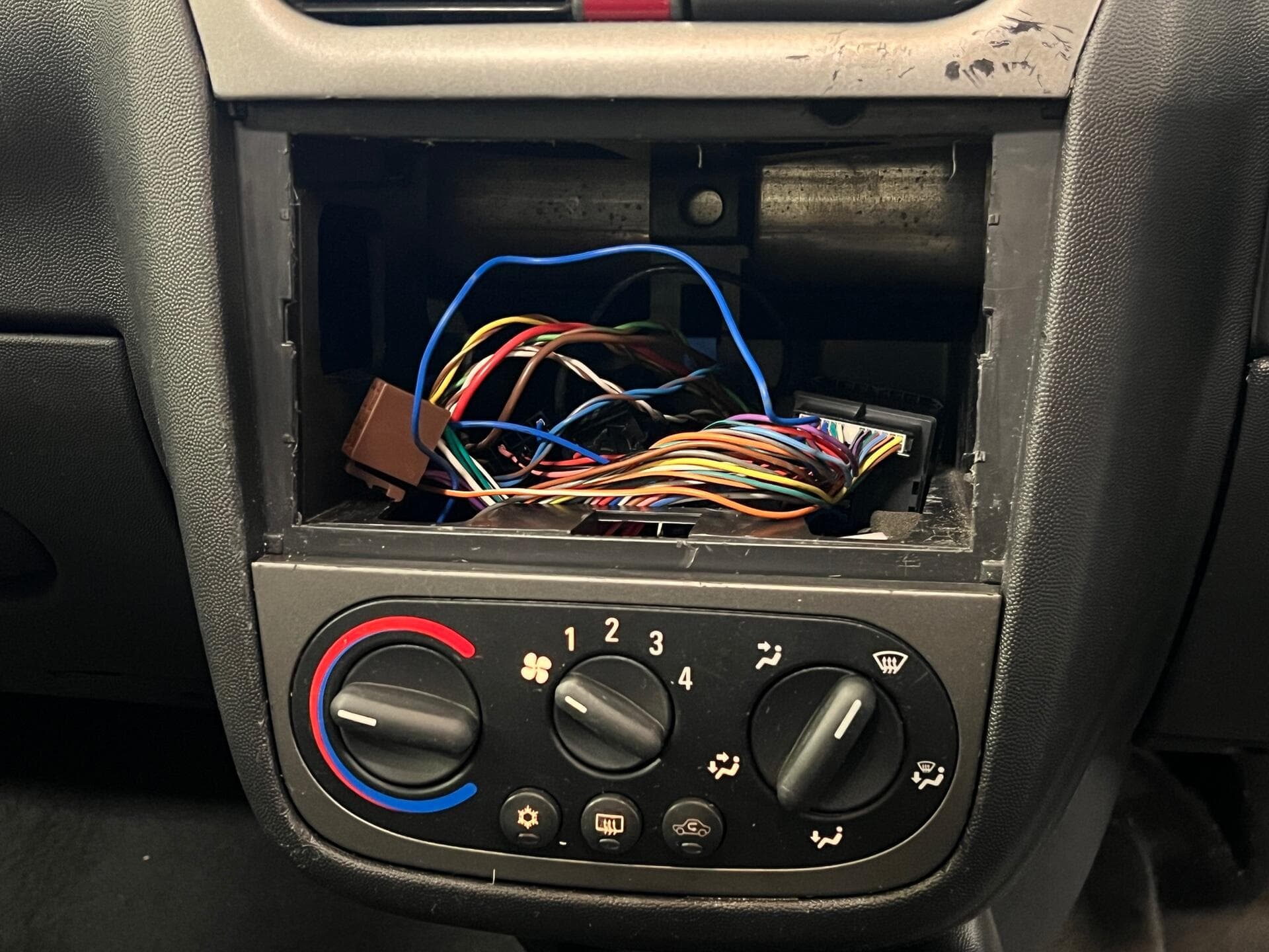 2005 Vauxhall Corsa - Image 29