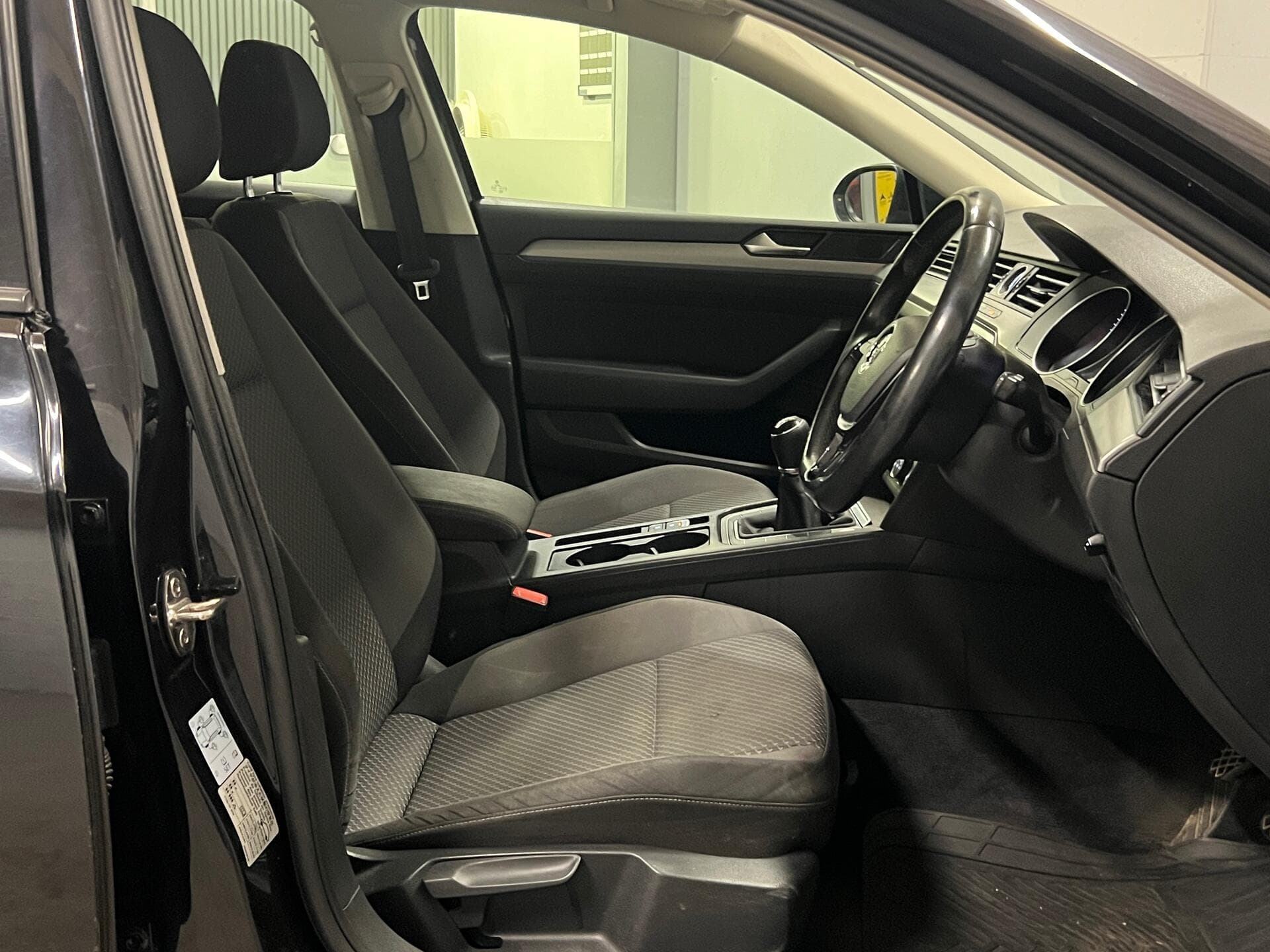 2015 Volkswagen Passat - Image 25