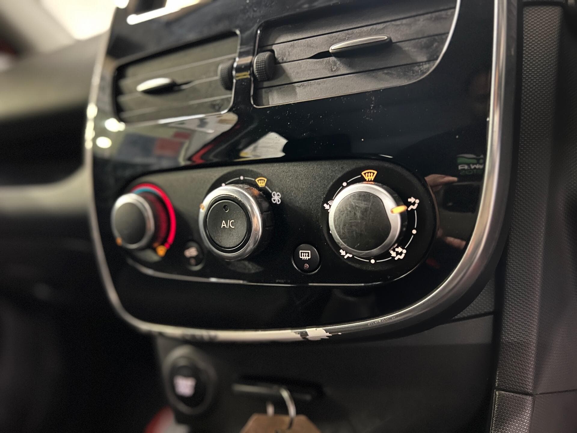 2015 Renault Clio - Image 37