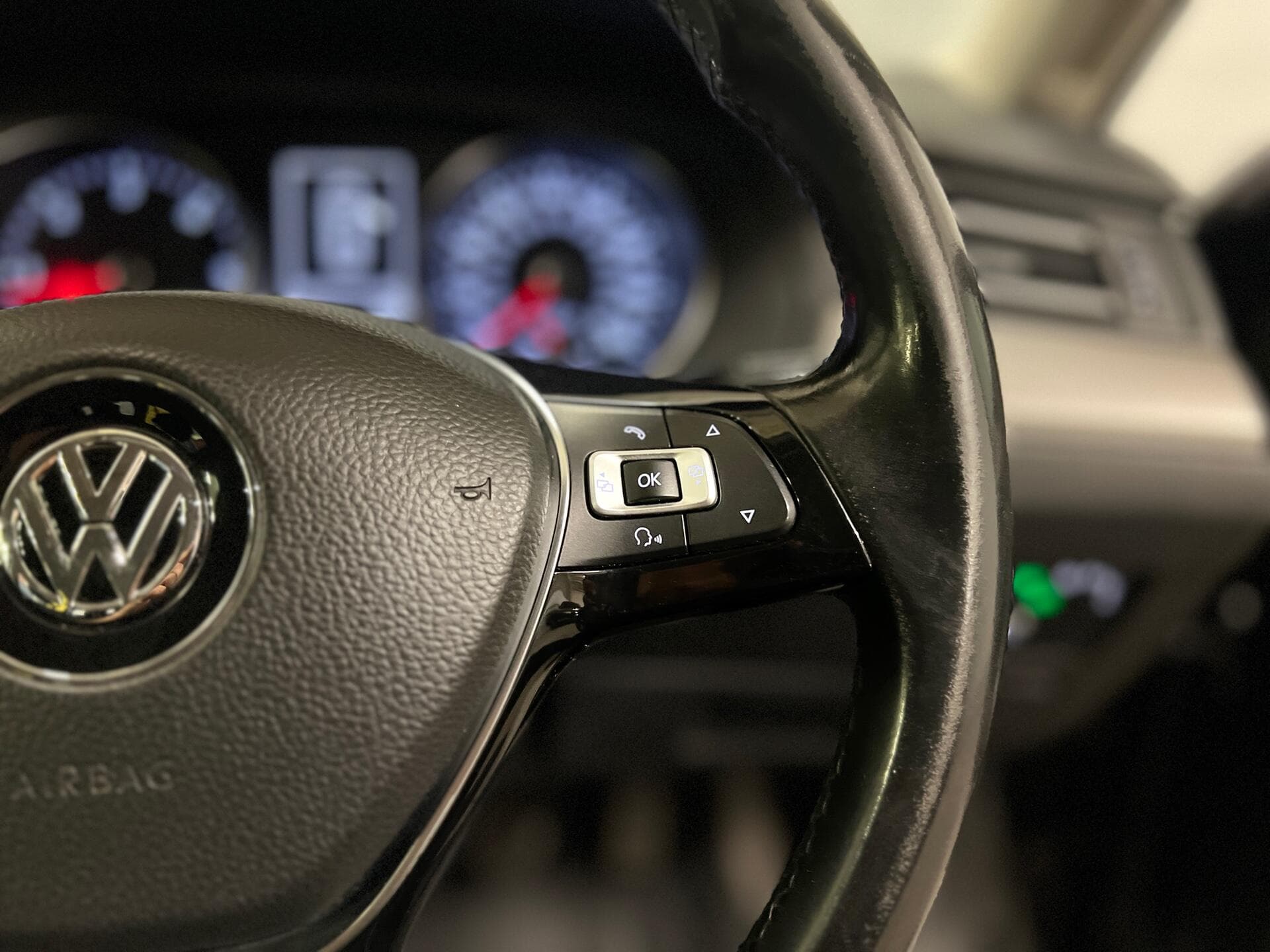 2015 Volkswagen Passat - Image 31