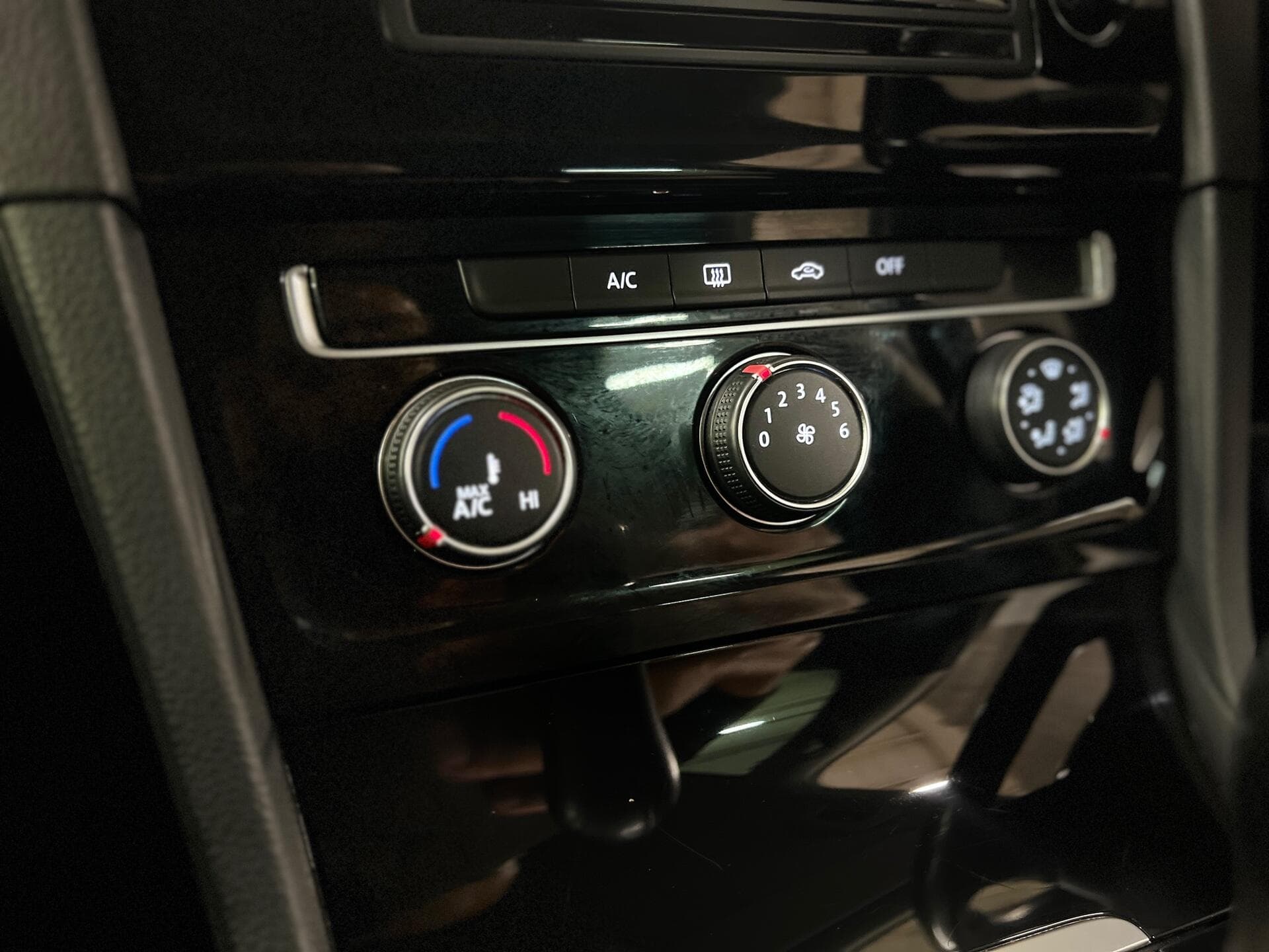 2013 Volkswagen Golf - Image 43