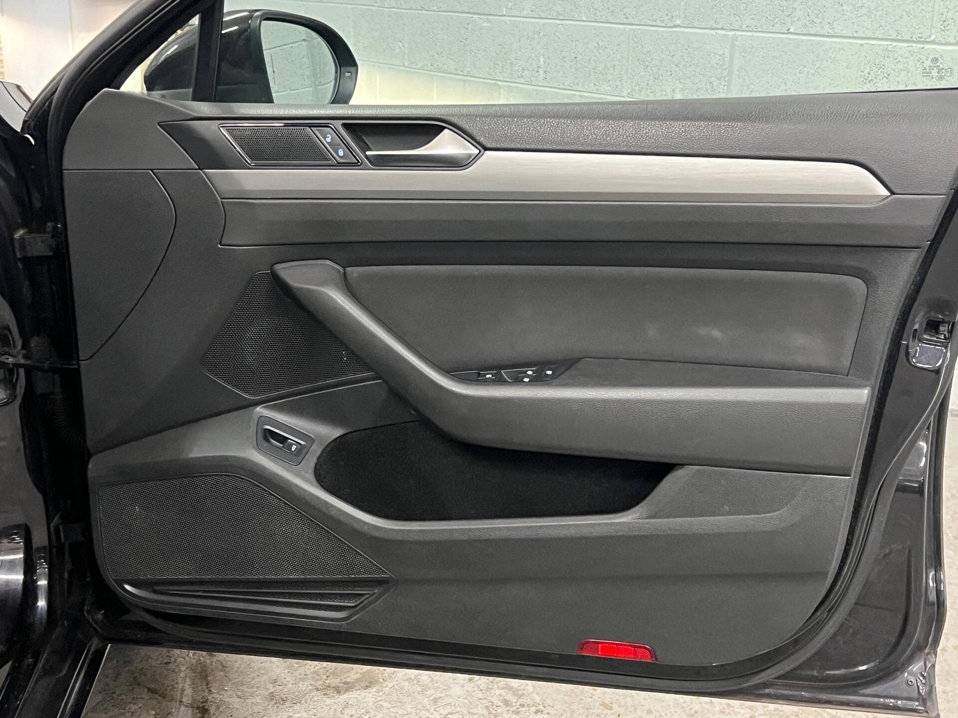 2015 Volkswagen Passat - Image 26