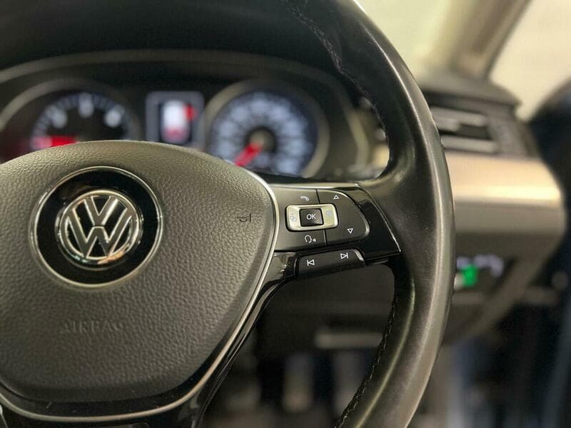 2015 Volkswagen Passat - Image 28
