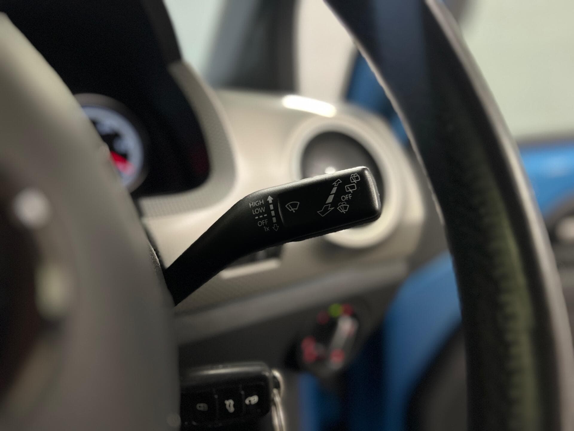 2017 Volkswagen up! - Image 25
