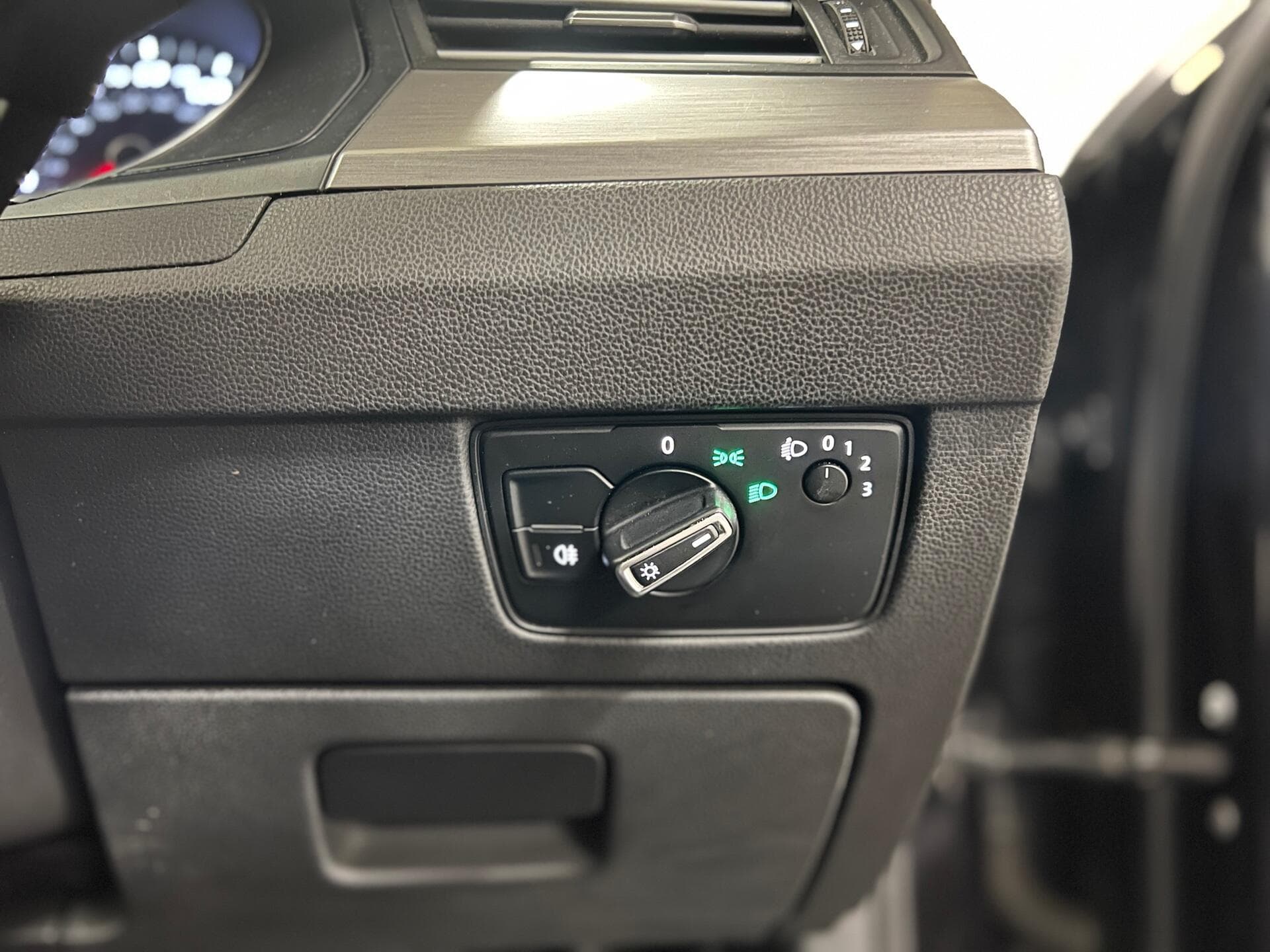 2015 Volkswagen Passat - Image 34