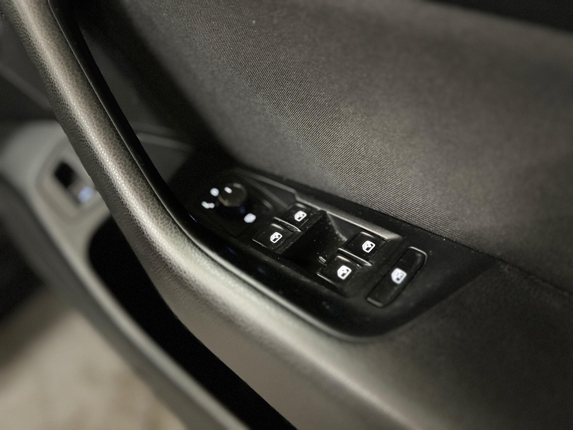 2015 Volkswagen Passat - Image 28