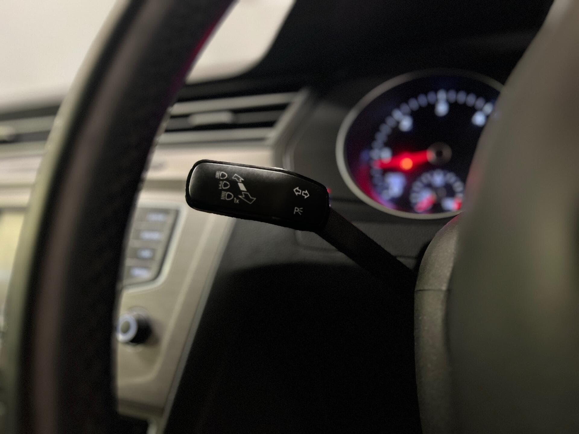 2015 Volkswagen Passat - Image 33