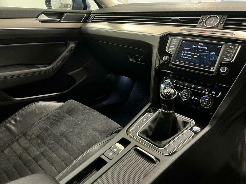 2015 Volkswagen Passat - Image 35