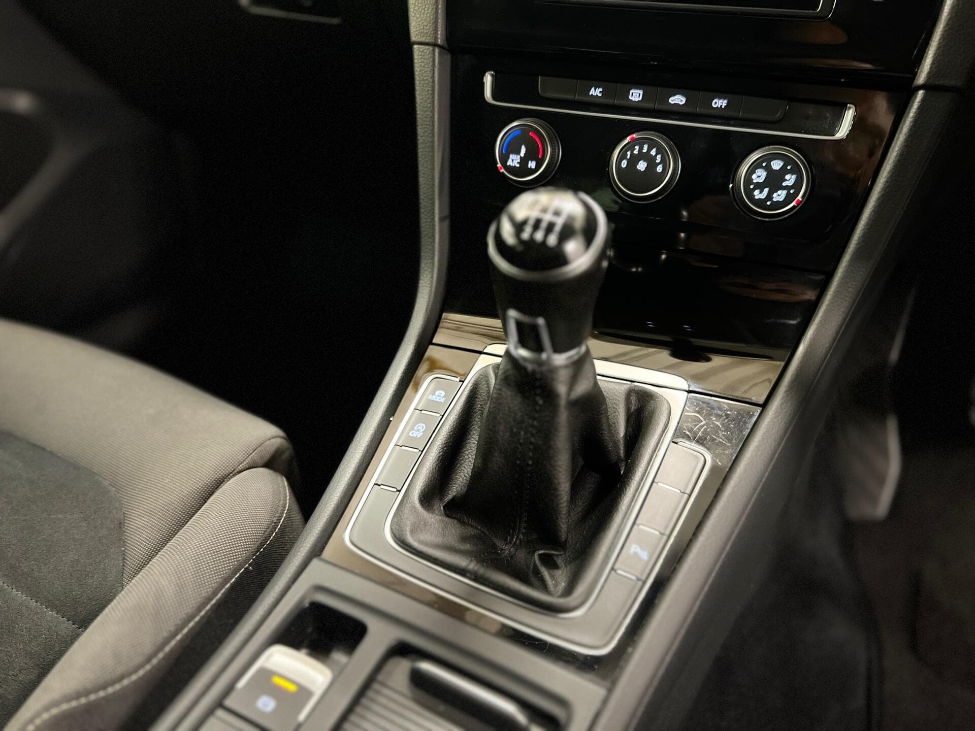 2013 Volkswagen Golf - Image 44